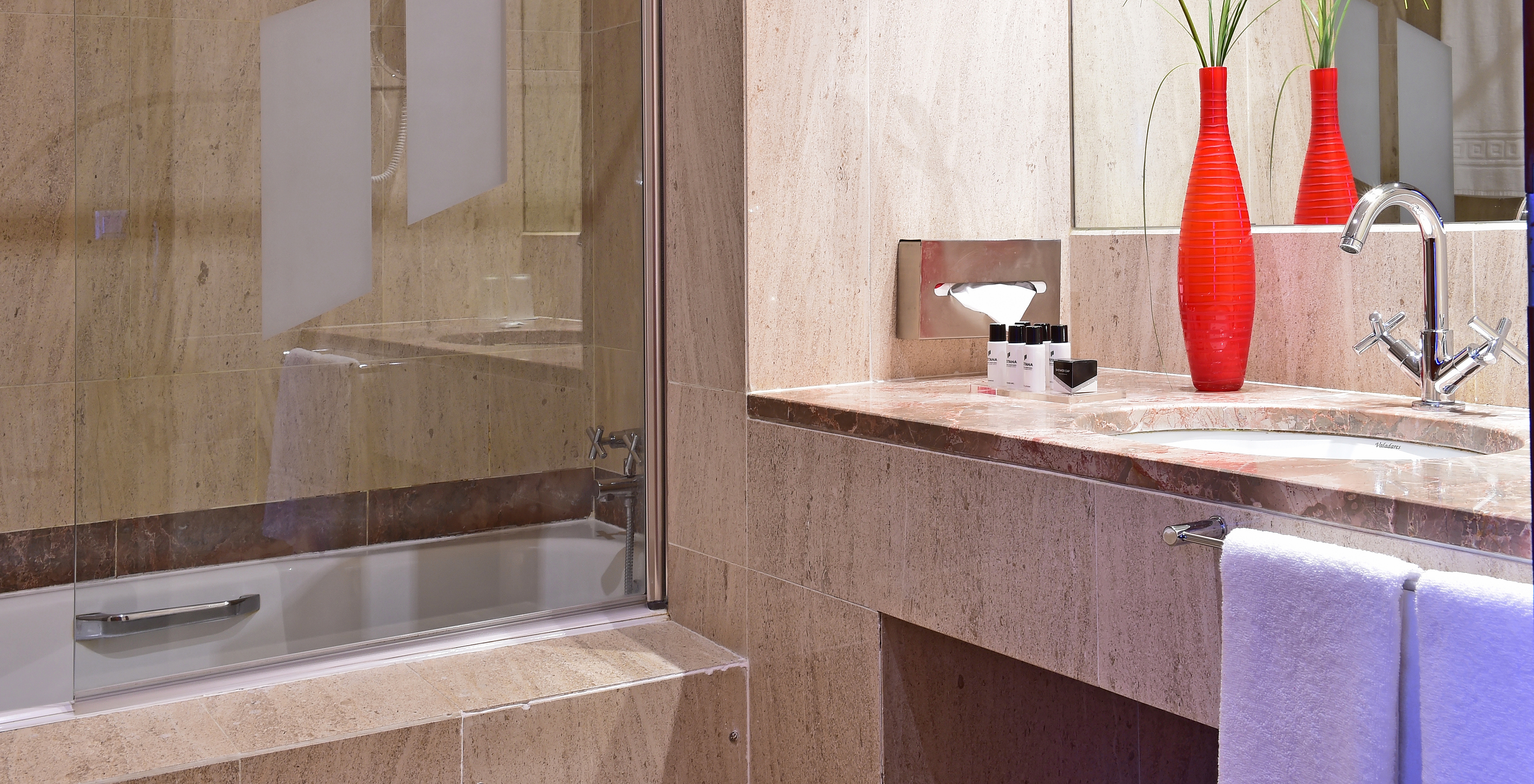 The Classic Room of the Pousada Castelo Alcácer do Sal has a bathroom with amenities, sink, and a red vase