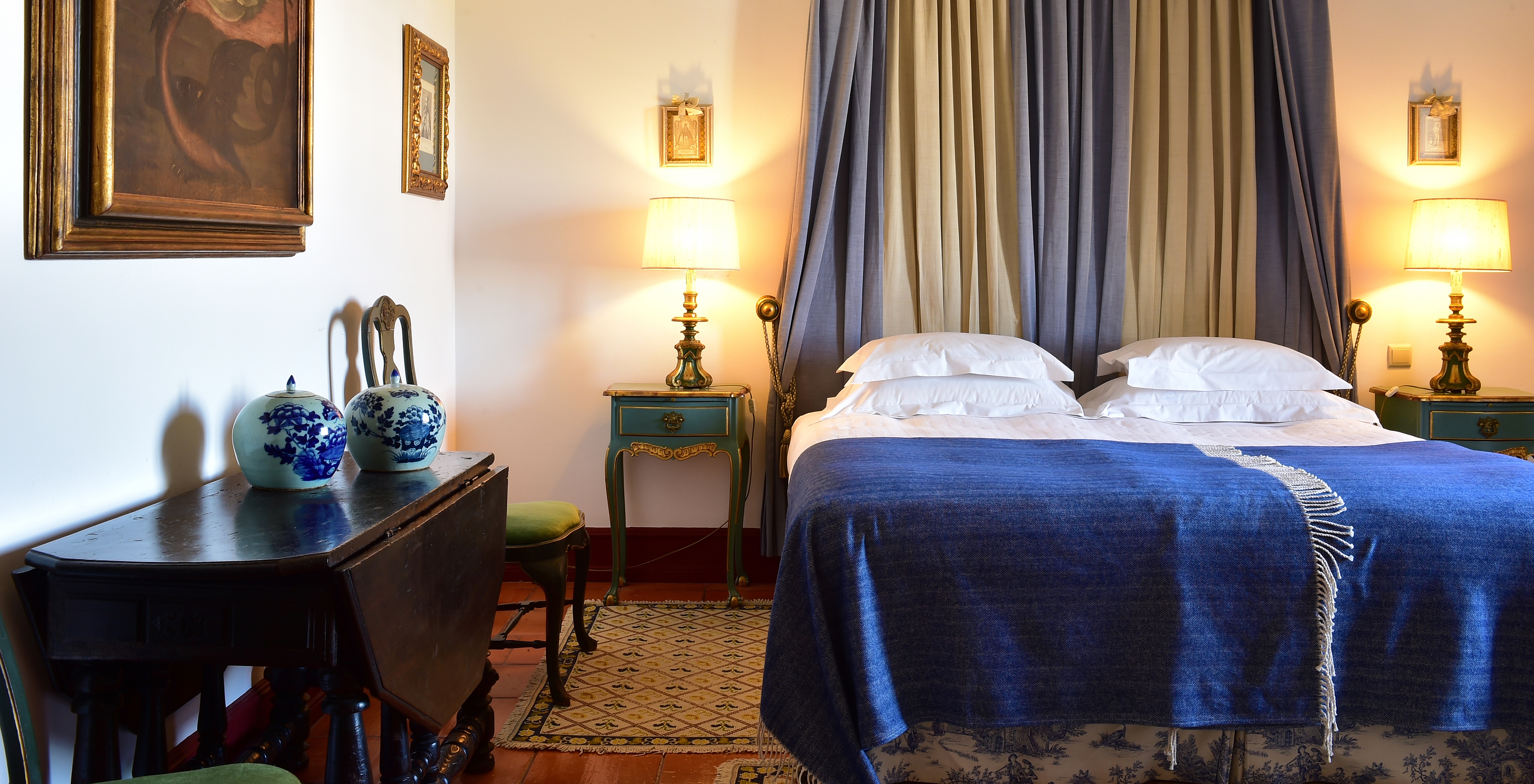 The Superior Room at Pousada Castelo Estremoz has a desk with both foldable tables, two bedside tables, and a bed