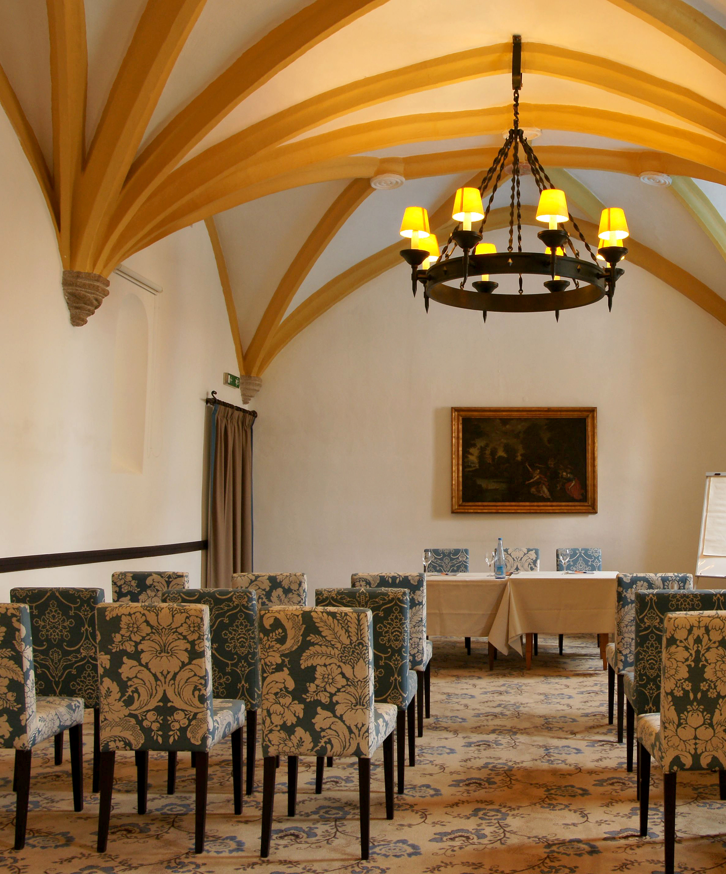 Pousada Convento Évora, a hotel with a pool in Évora, Alentejo, has a meeting room with patterned chairs