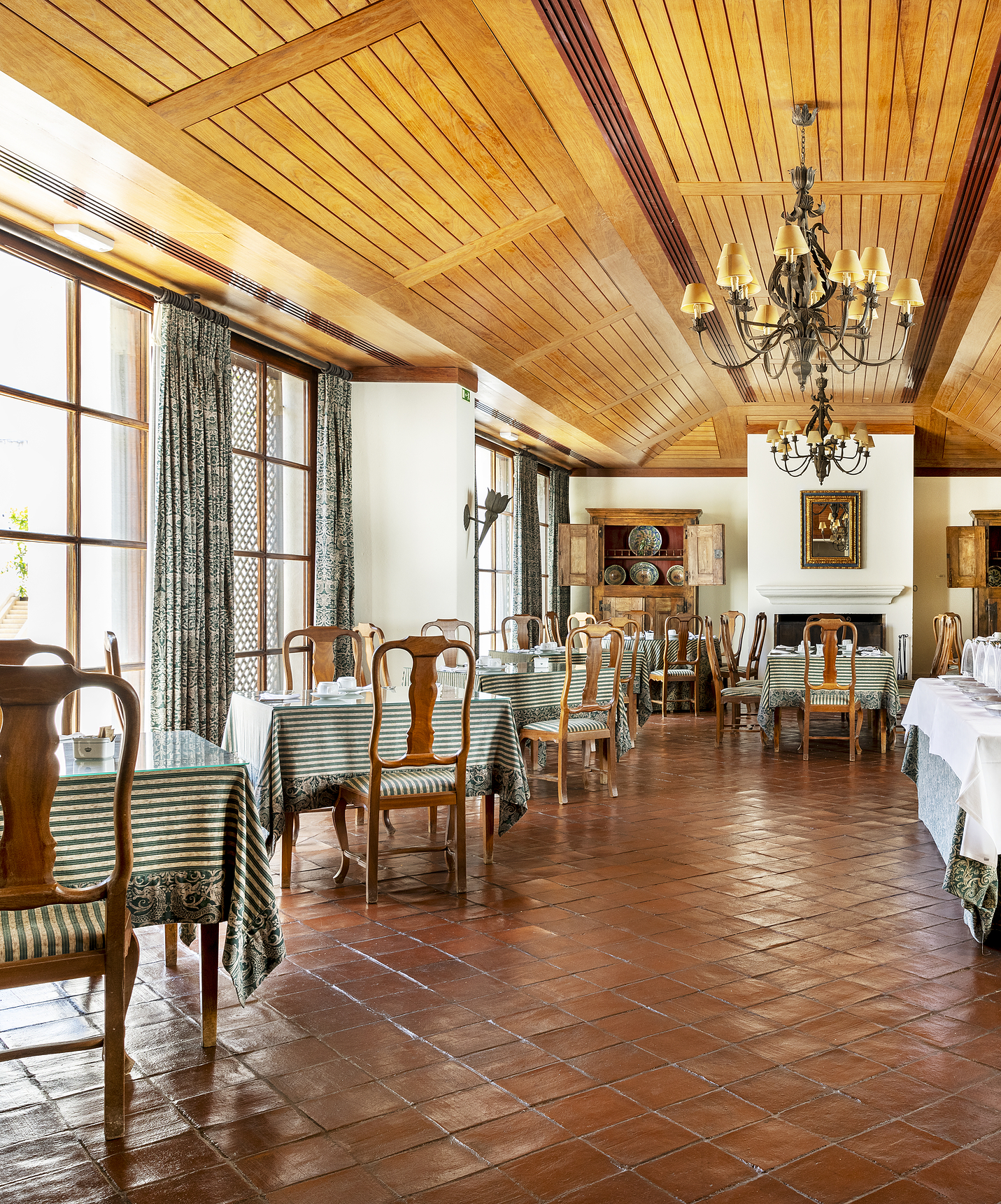 Restaurant in a hotel in the historic center of Vila Viçosa, with several tables and chairs, with wooden ceiling and chairs