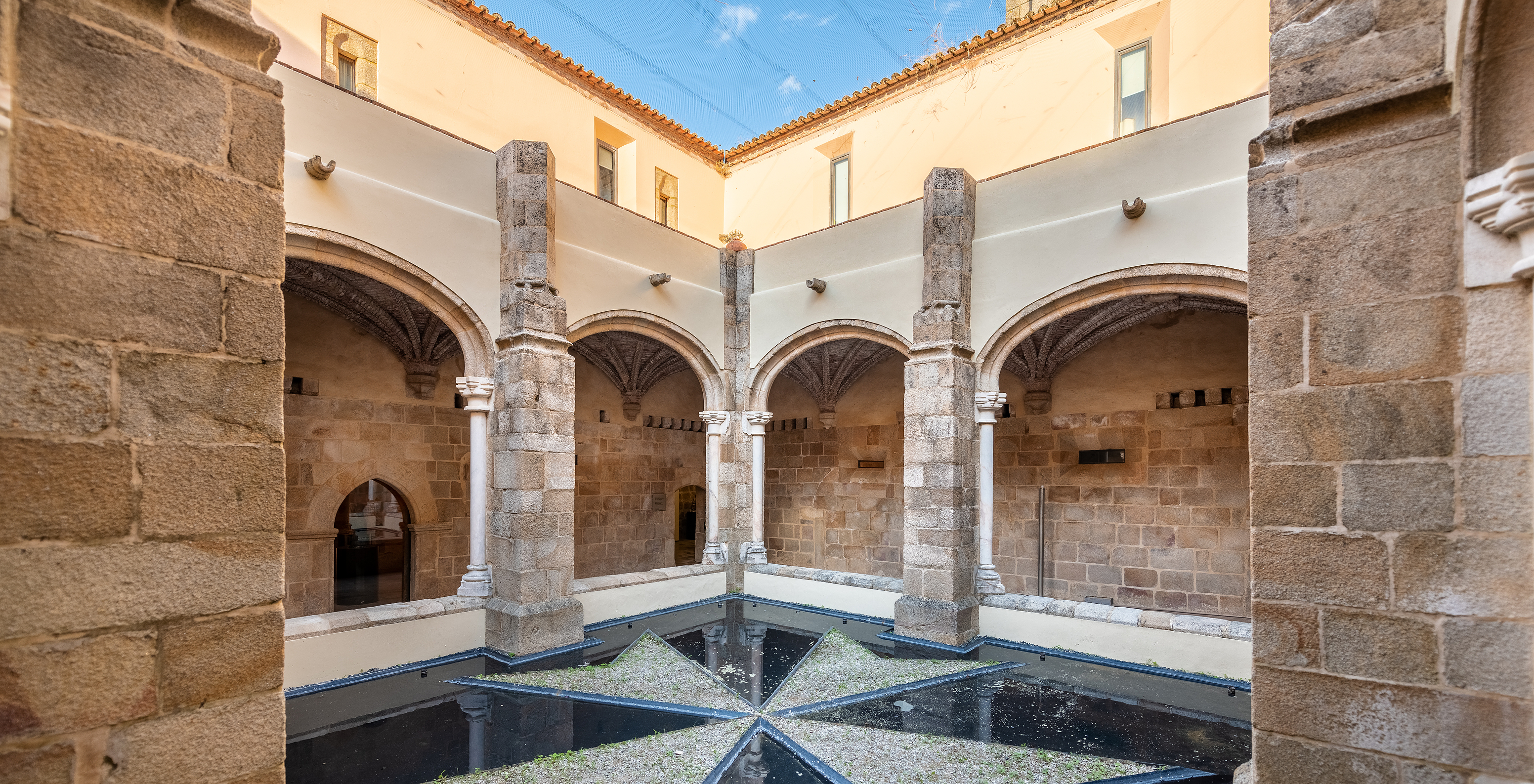 Cloisters of the inn known for their Renaissance architecture, with ribbed vaults dating from the 15th century