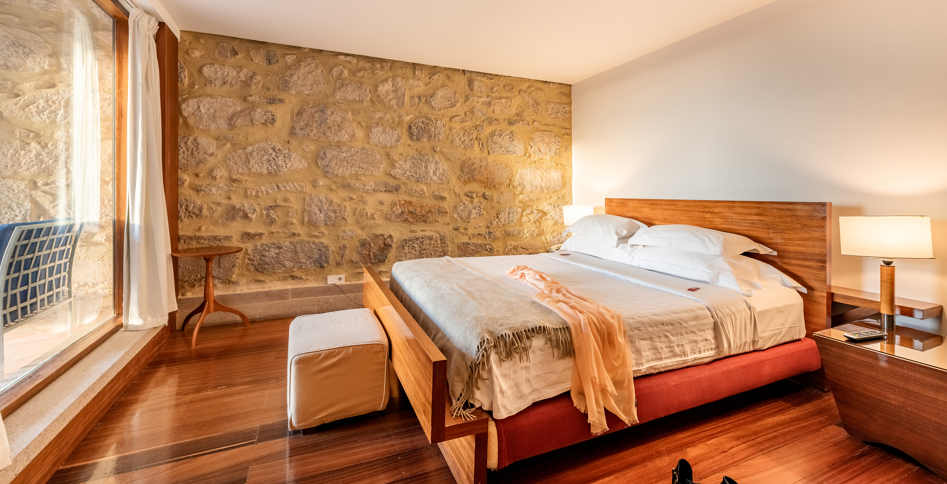 The Classic Room of The Pousada Mosteiro Crato is a spacious room with a double bed and a balcony with chairs