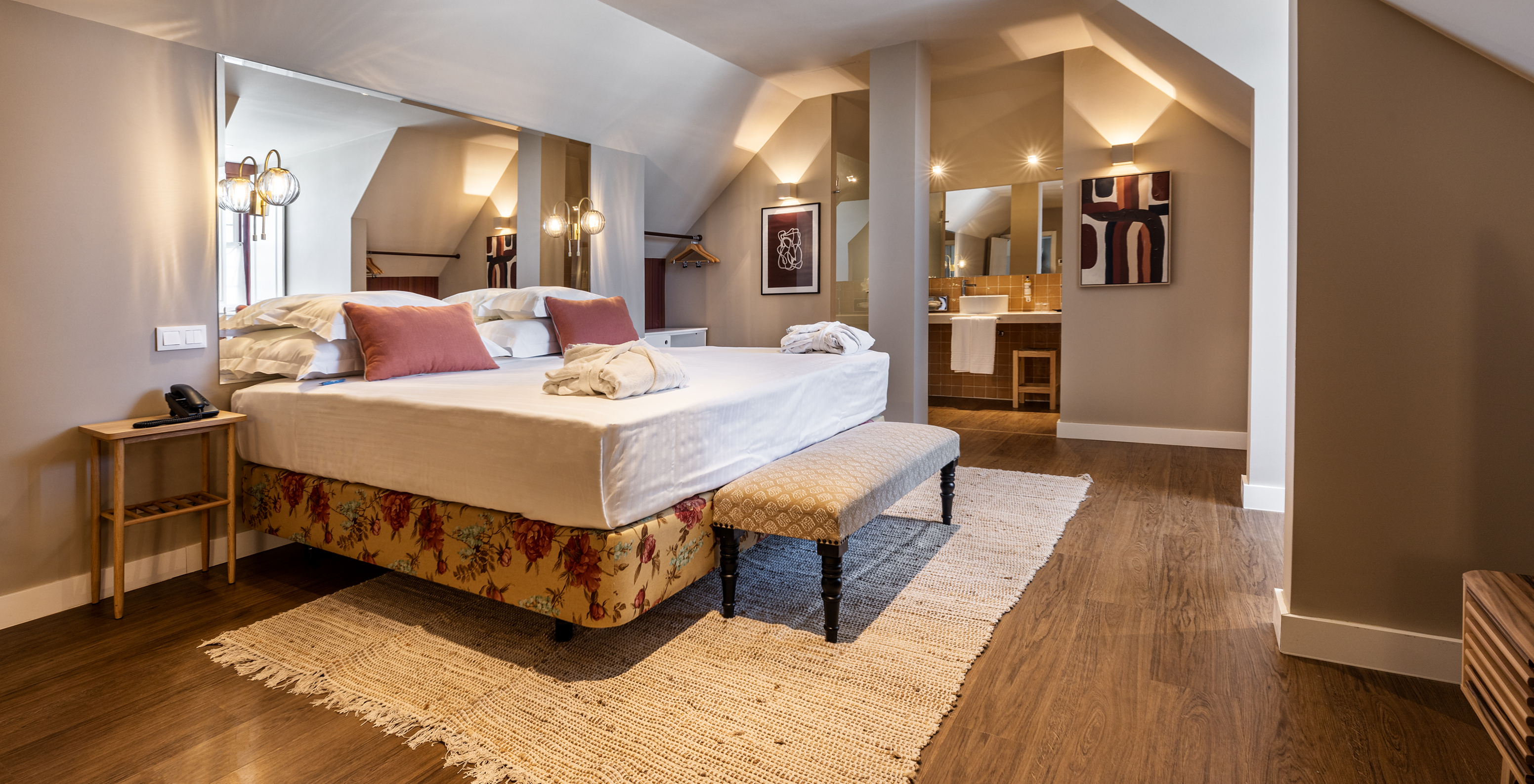 The Junior Suite Customs of the Pousada Vila Real de Santo António has a room with natural light, double bed and mirror