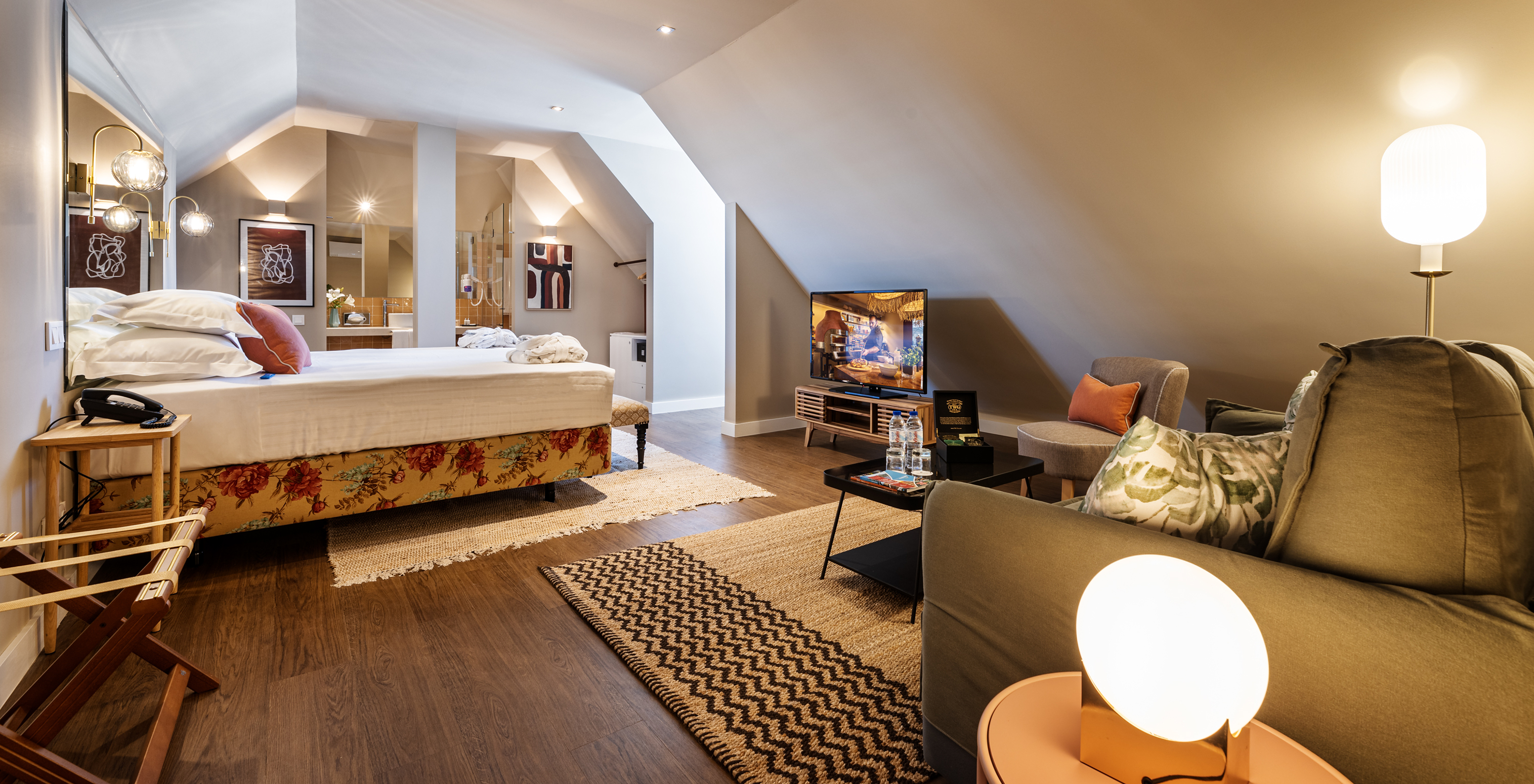 The Junior Suite Customs of the Pousada Vila Real de Santo António has a television in front of the bed and two sofas