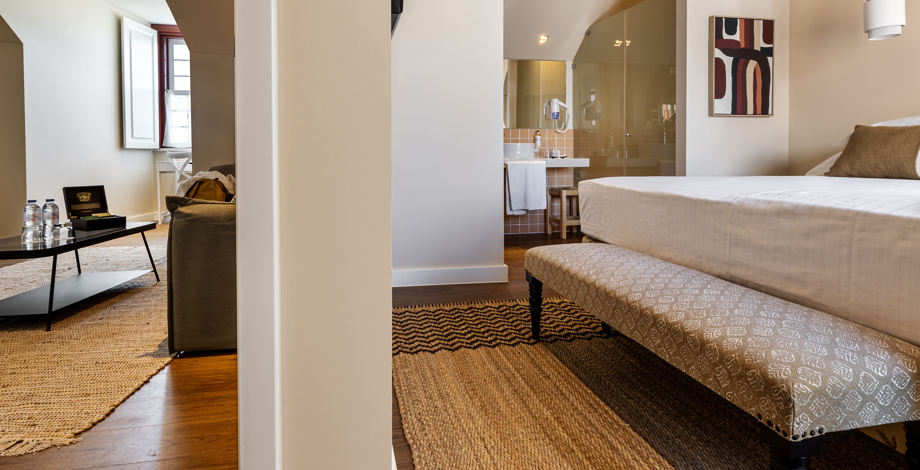 The Suite Customs of the Pousada Vila Real de Santo António has a room with double bed and bathroom and a living room