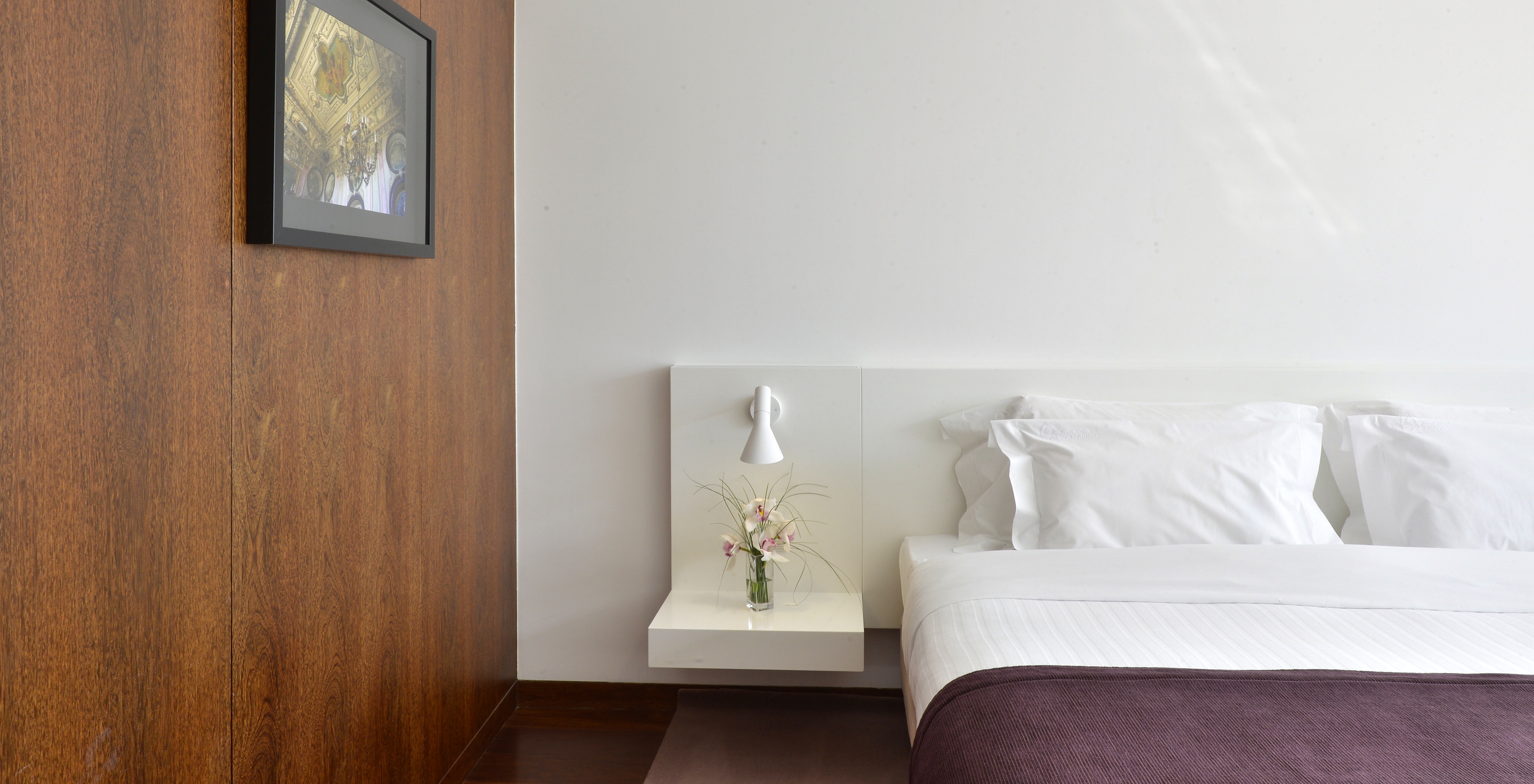 The Classic Plus Room of The Pousada Palácio Estoi has a double bed, a bedside table, and a picture on the wall