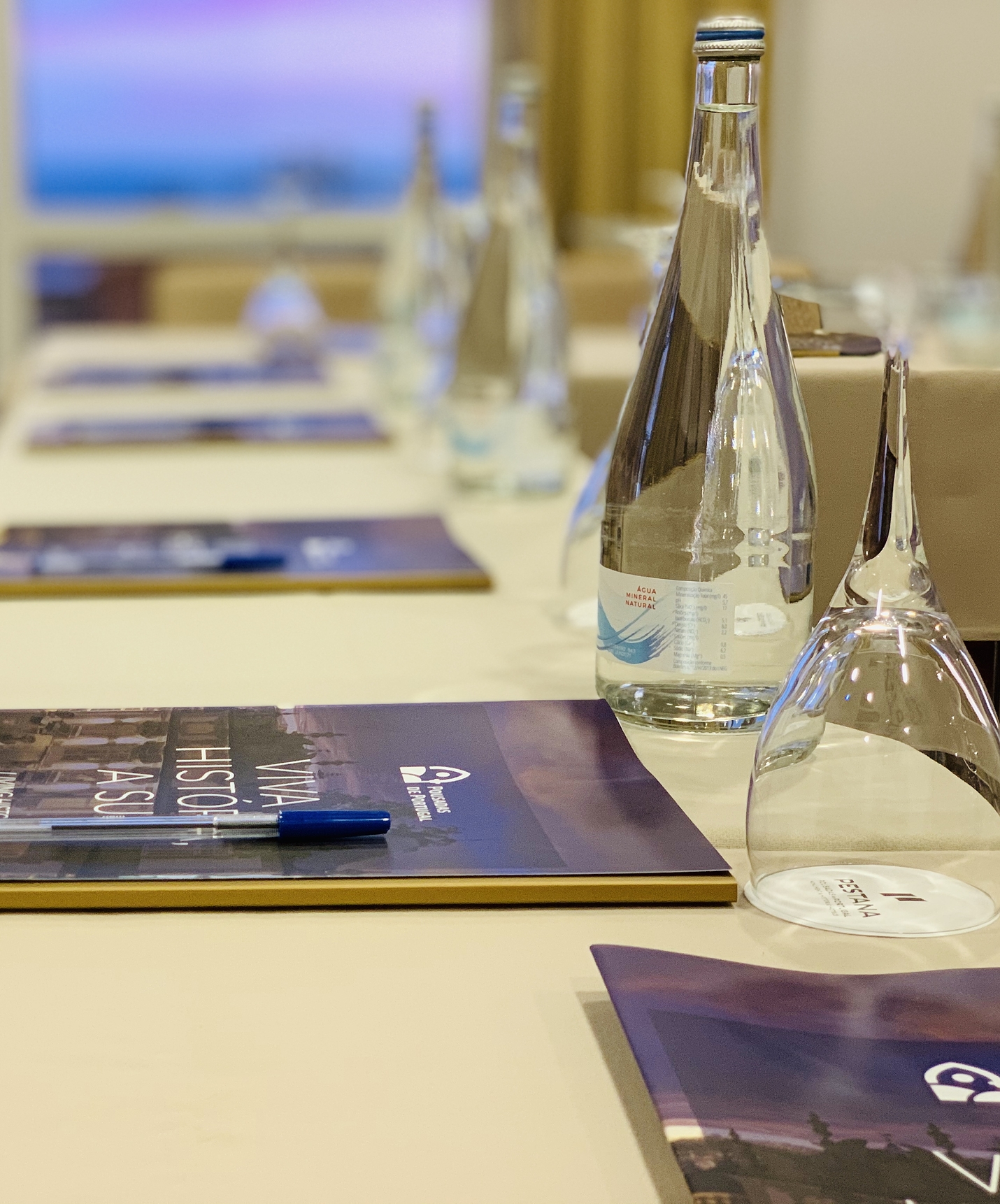 Pousada Sagres, a hotel 5 minutes from the beach, has a meeting room with notebooks, pens, and water for work