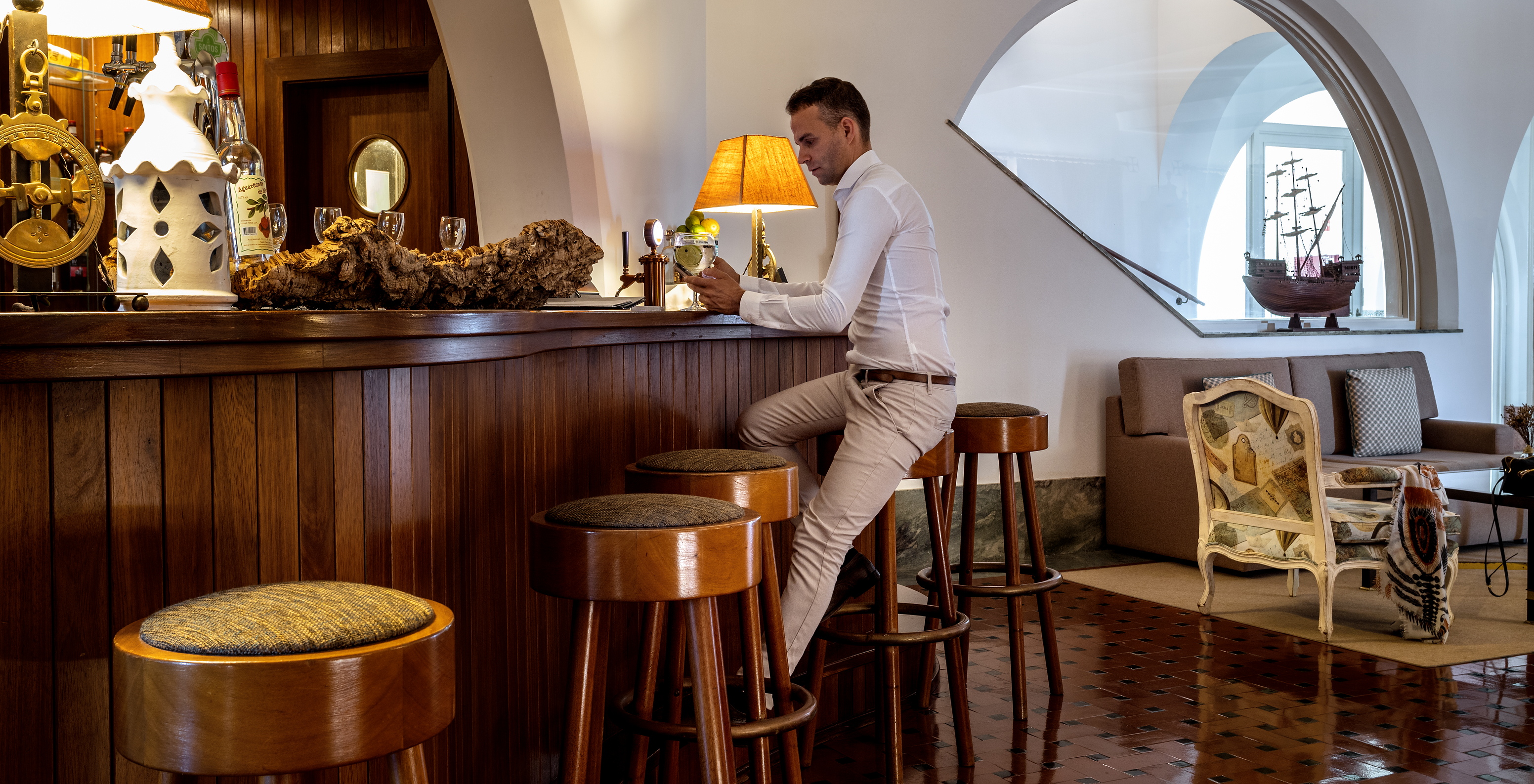 The Pousada Sagres, a hotel 5 minutes from the beach, has a bar with high stools at the counter