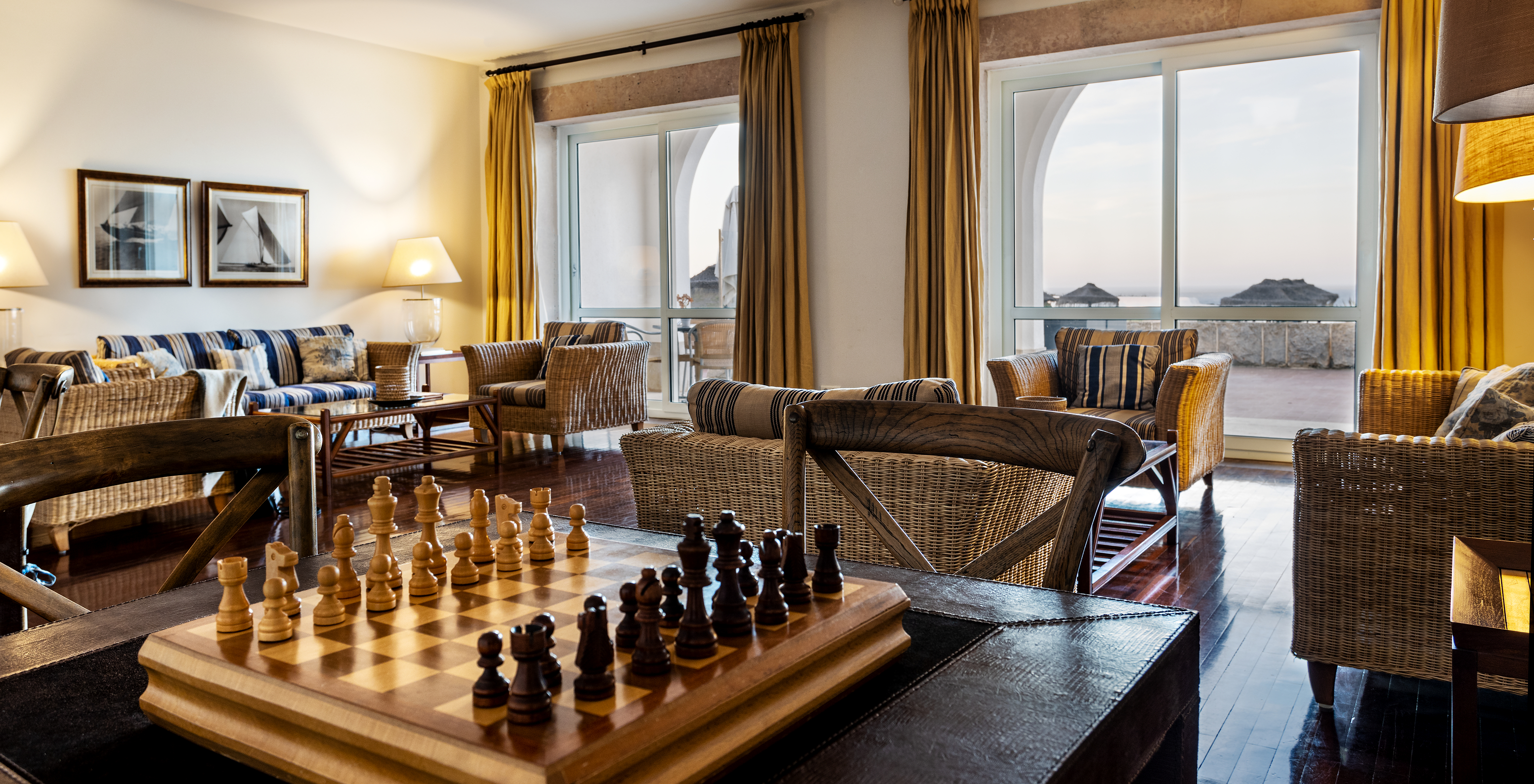 The Pousada Sagres has a living room with a chessboard and sofas where you can relax