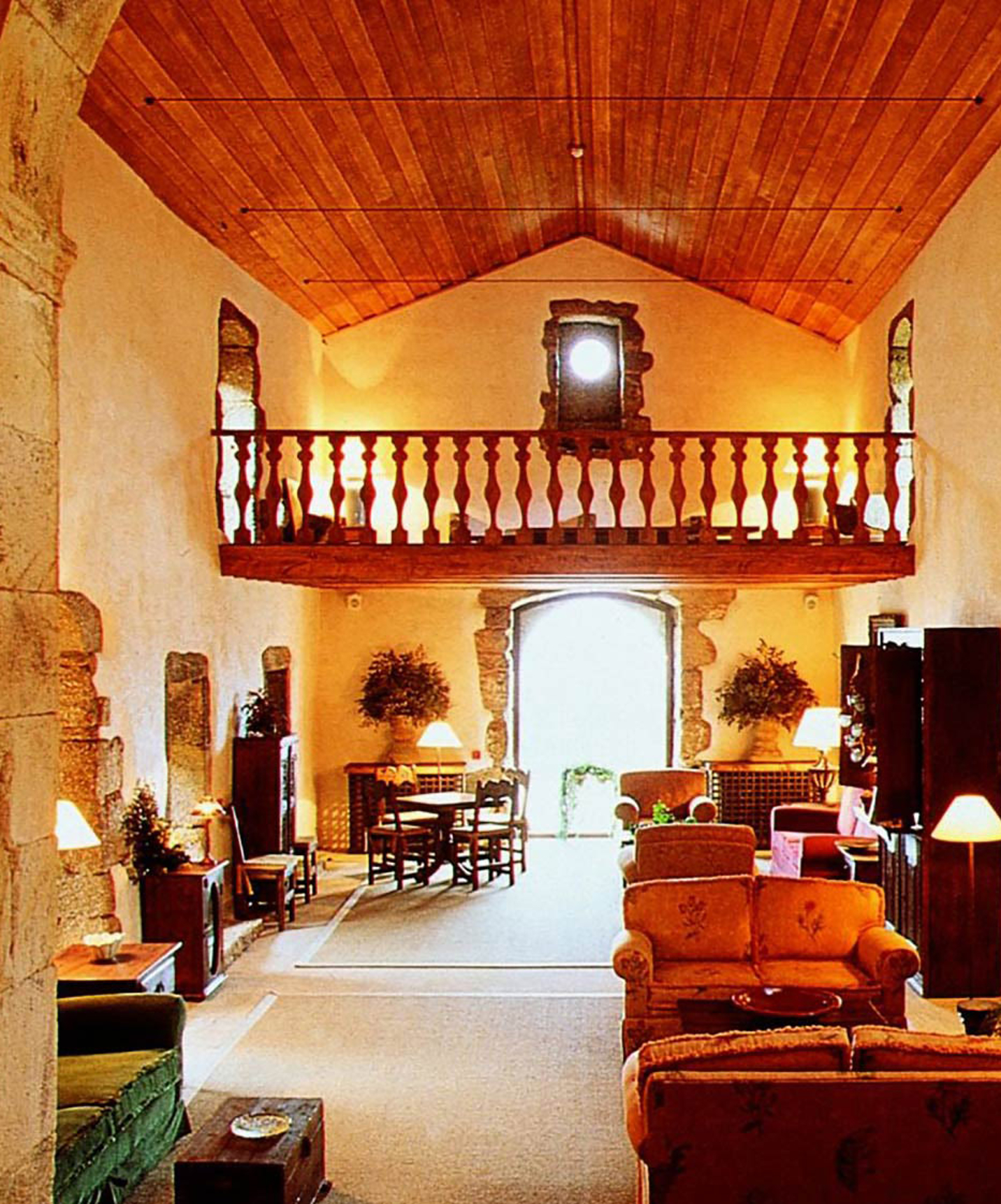 Adapted meeting area in a lounge at Pousada Convento de Belmonte, with several sofas and tables with chairs