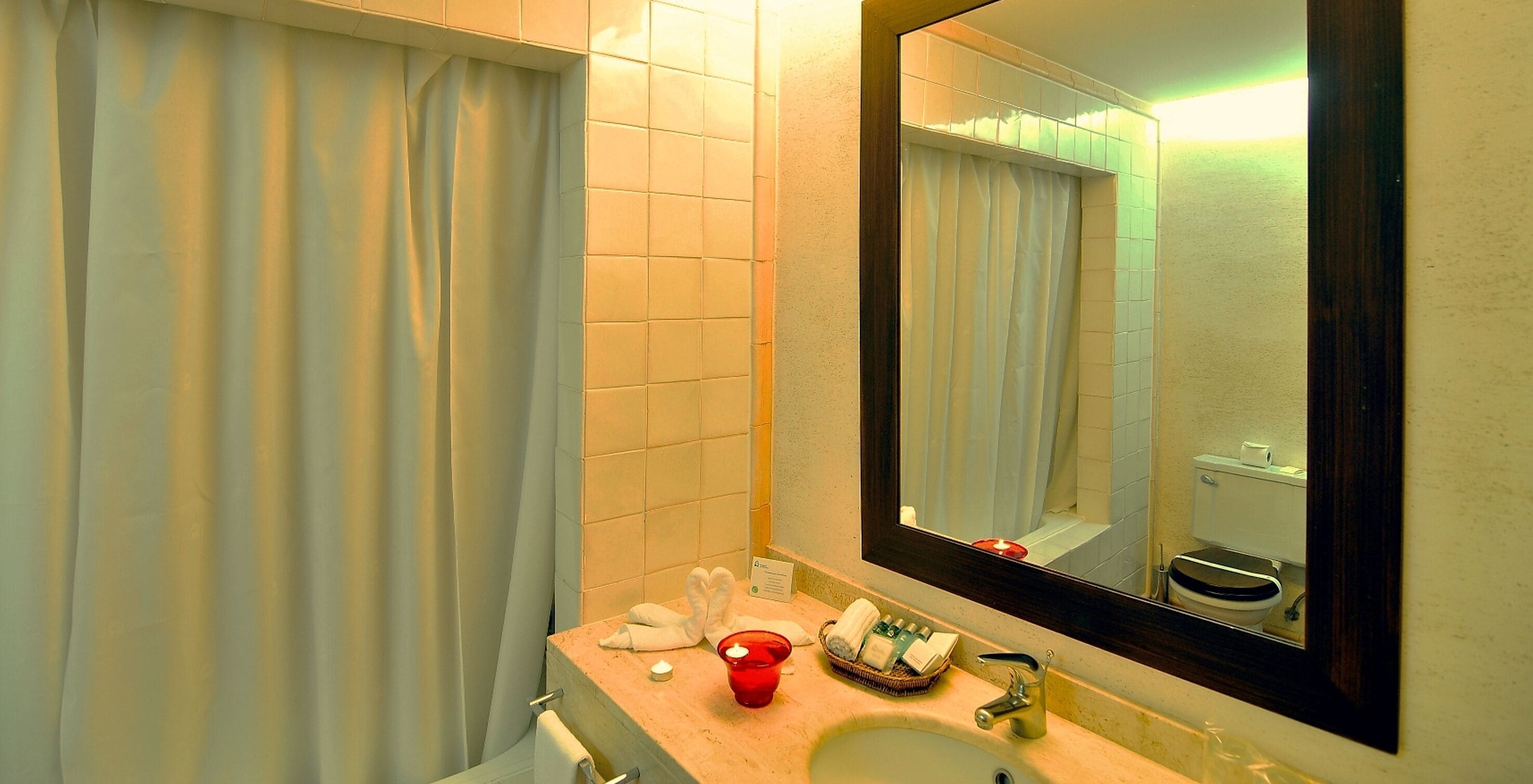 The Classic Room of The Pousada Convento de Belmonte has a bathroom with a bathtub, sink, and mirror