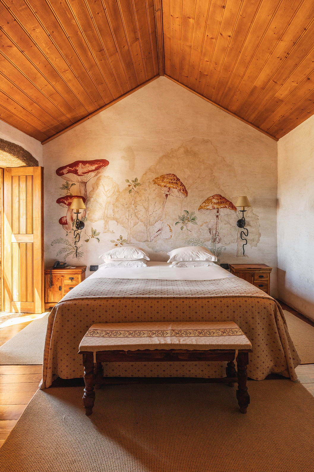 The Superior Suite with Balcony of The Pousada Convento de Belmonte has a double bed and mushrooms painted on the wall