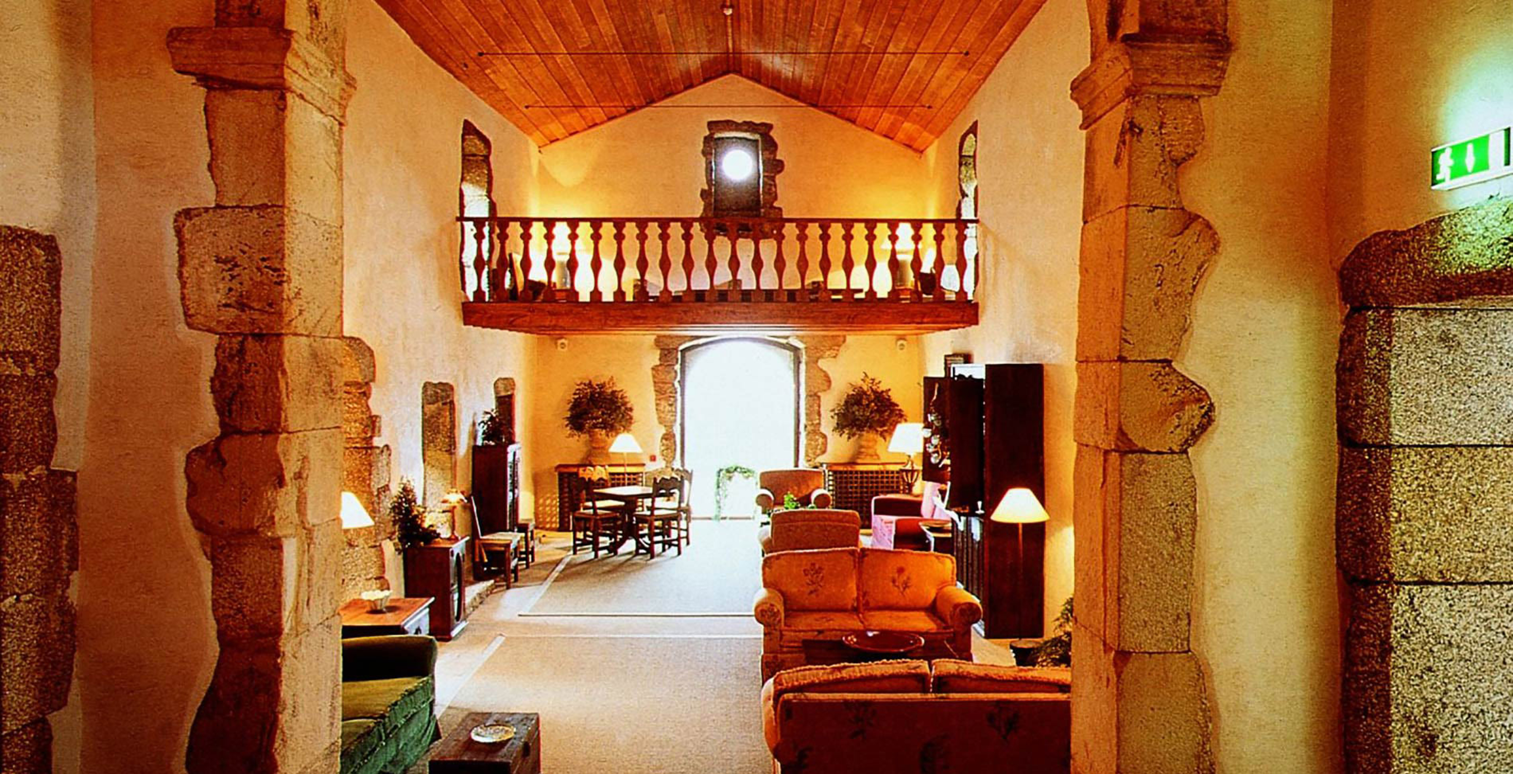 Adapted meeting area in a living room at Pousada Convento de Belmonte, with several sofas and tables with chairs