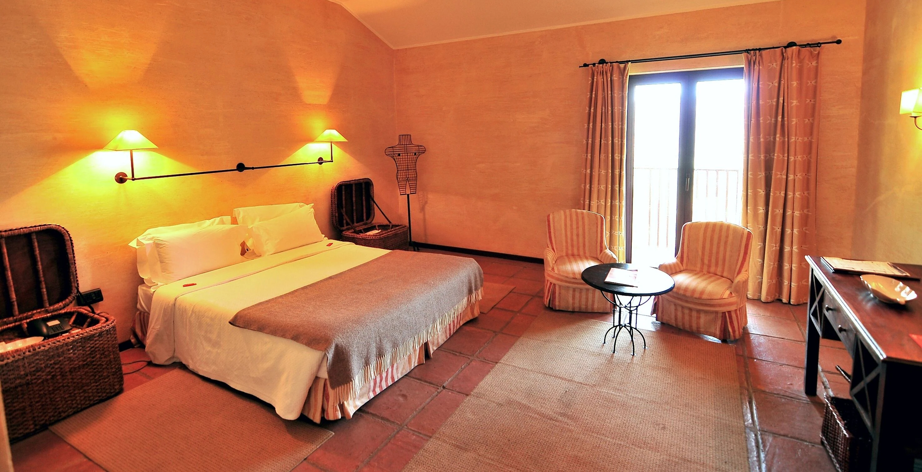 The Classic Room of The Pousada Convento de Belmonte has a room with a double bed, two armchairs, and a window