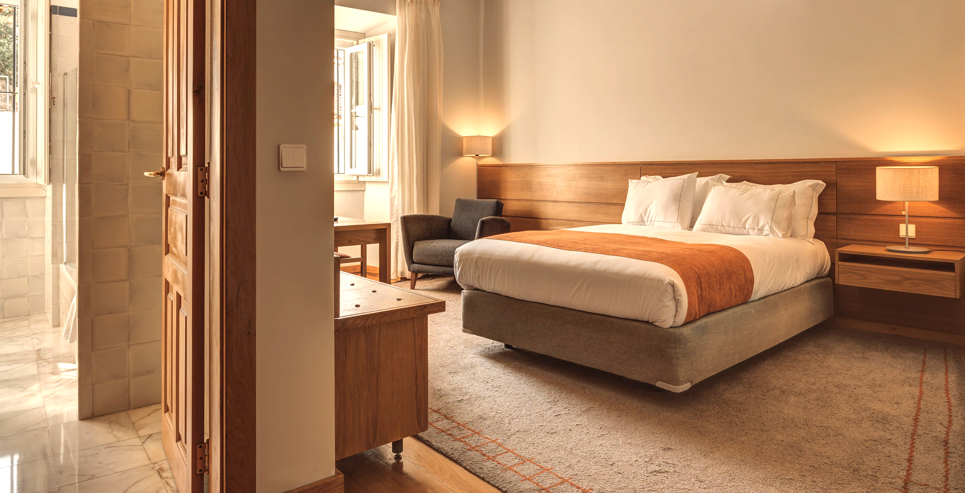 The Family Room of The Pousada Ourém has a double bed, a window, and a bedside table