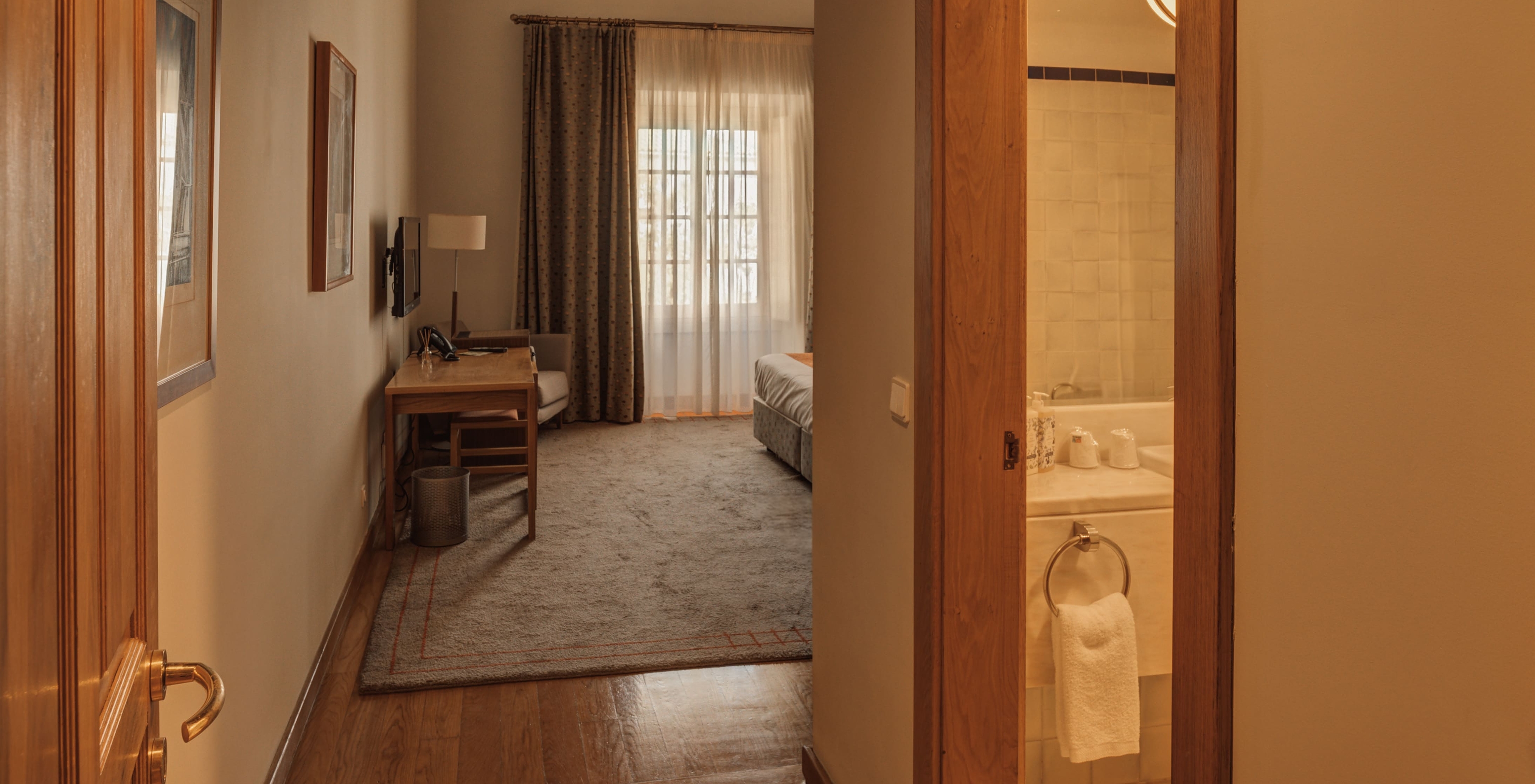 The Suite of The Pousada Ourém has a bathroom and a carpet under the bed and near the window