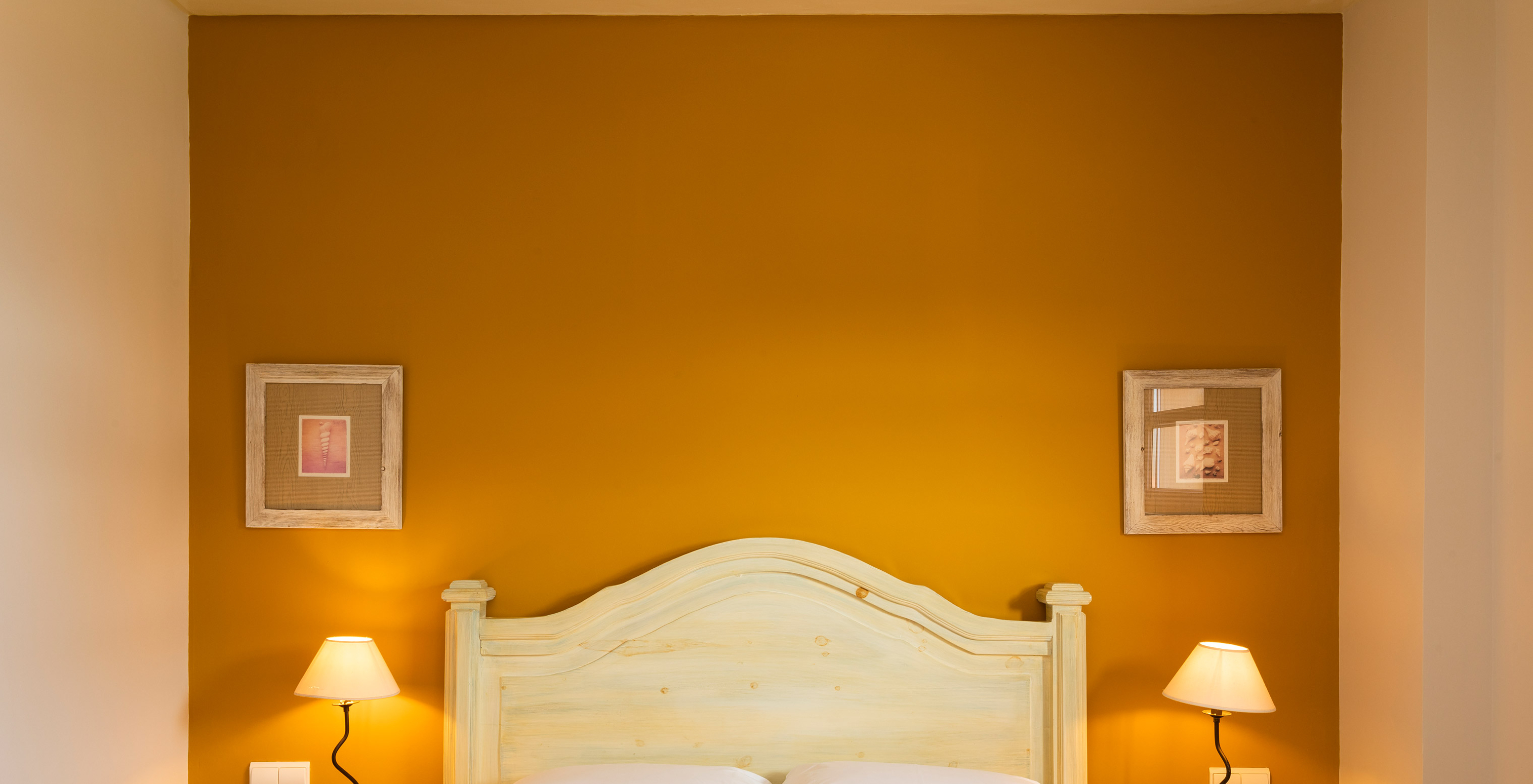 The Classic Room of The Ria Inn - Aveiro has a double bed and two bedside tables with lamps