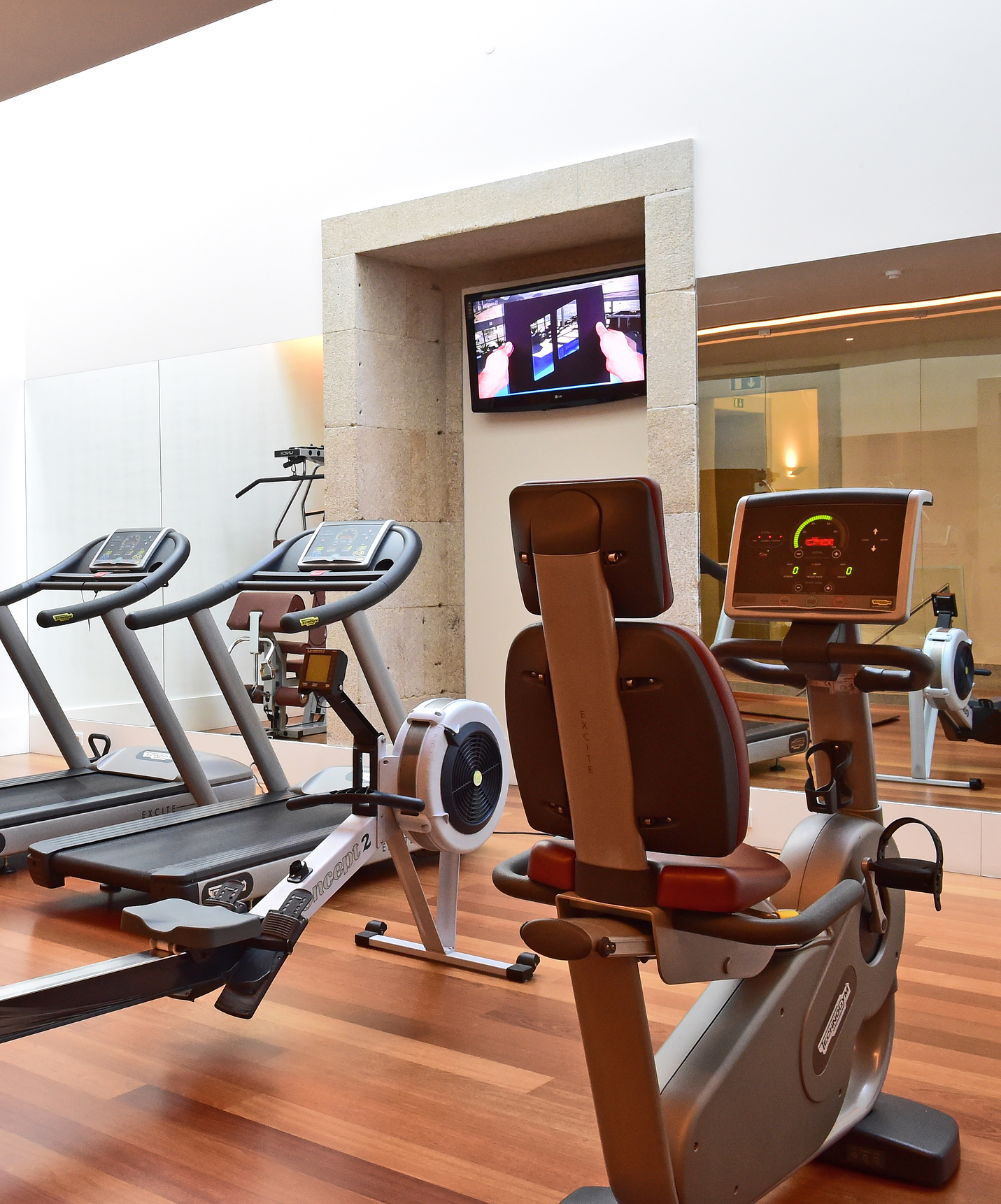 Pousada Viseu, hotel with pool in Viseu, has a gym with various machines and weights and a television