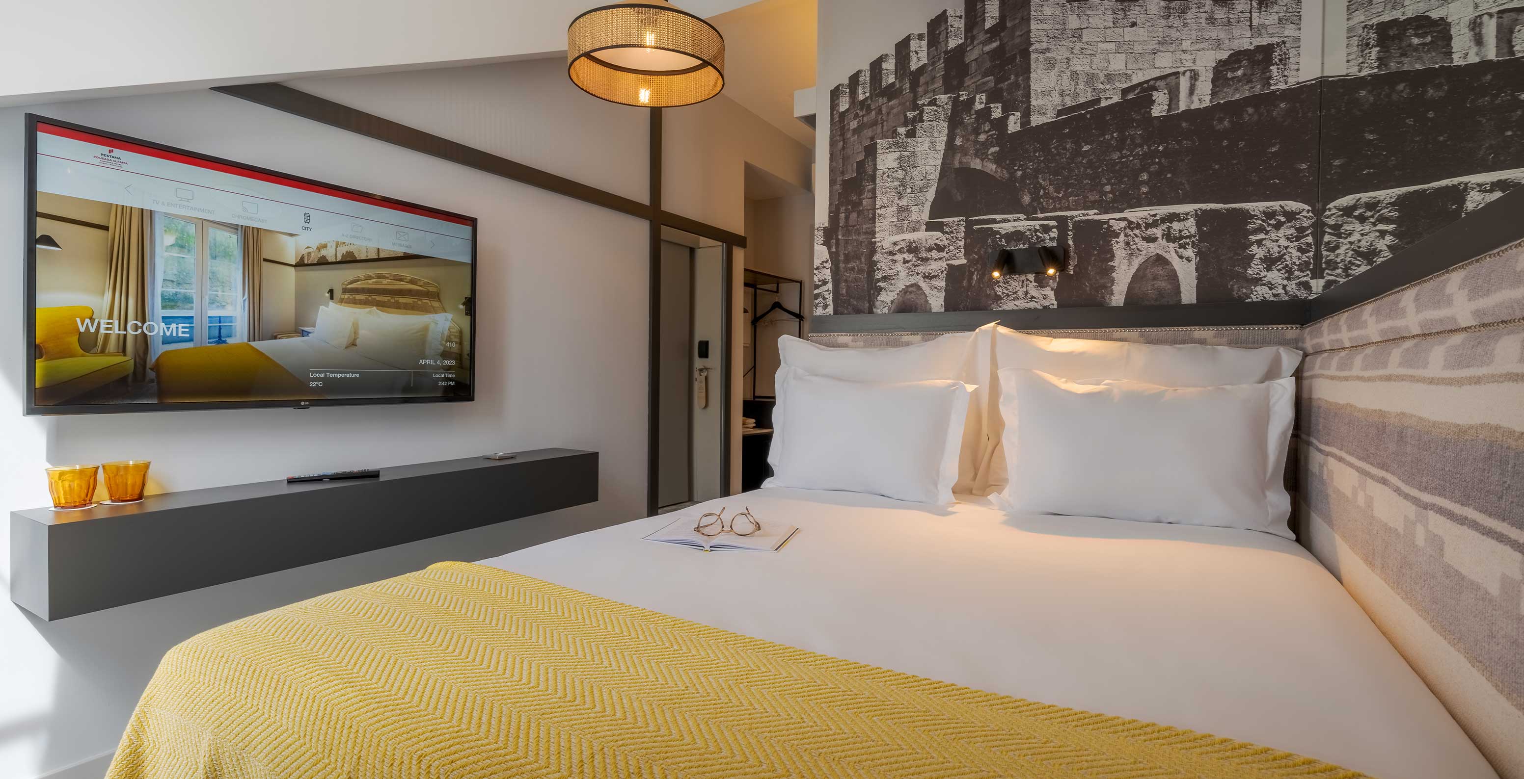 The Cozy Room at Pousada Alfama has a double bed and a TV beside it, where you can watch television