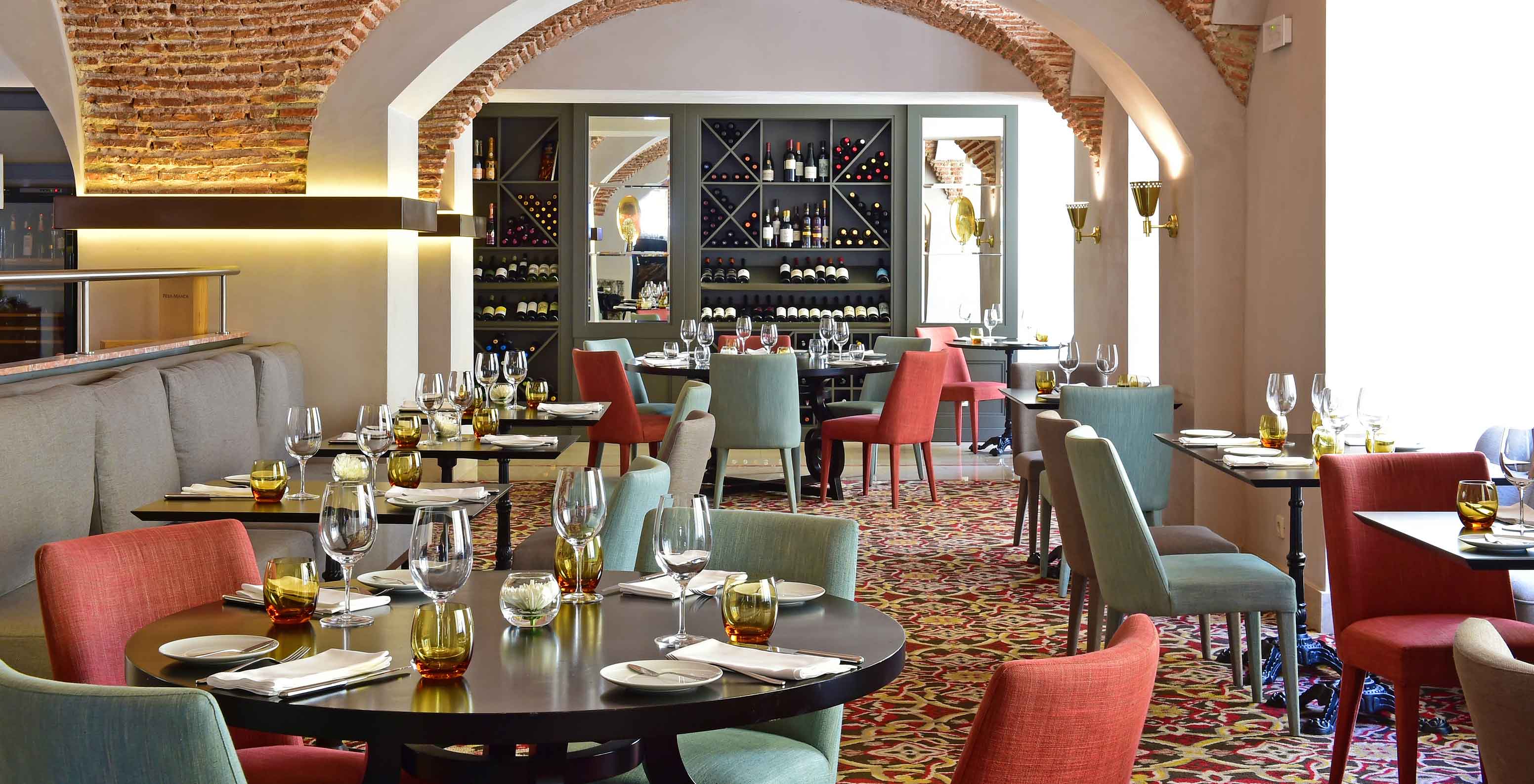 The Rib Beef & Wine restaurant at the Hotel in Terreiro do Paço has a cozy interior space with several set tables