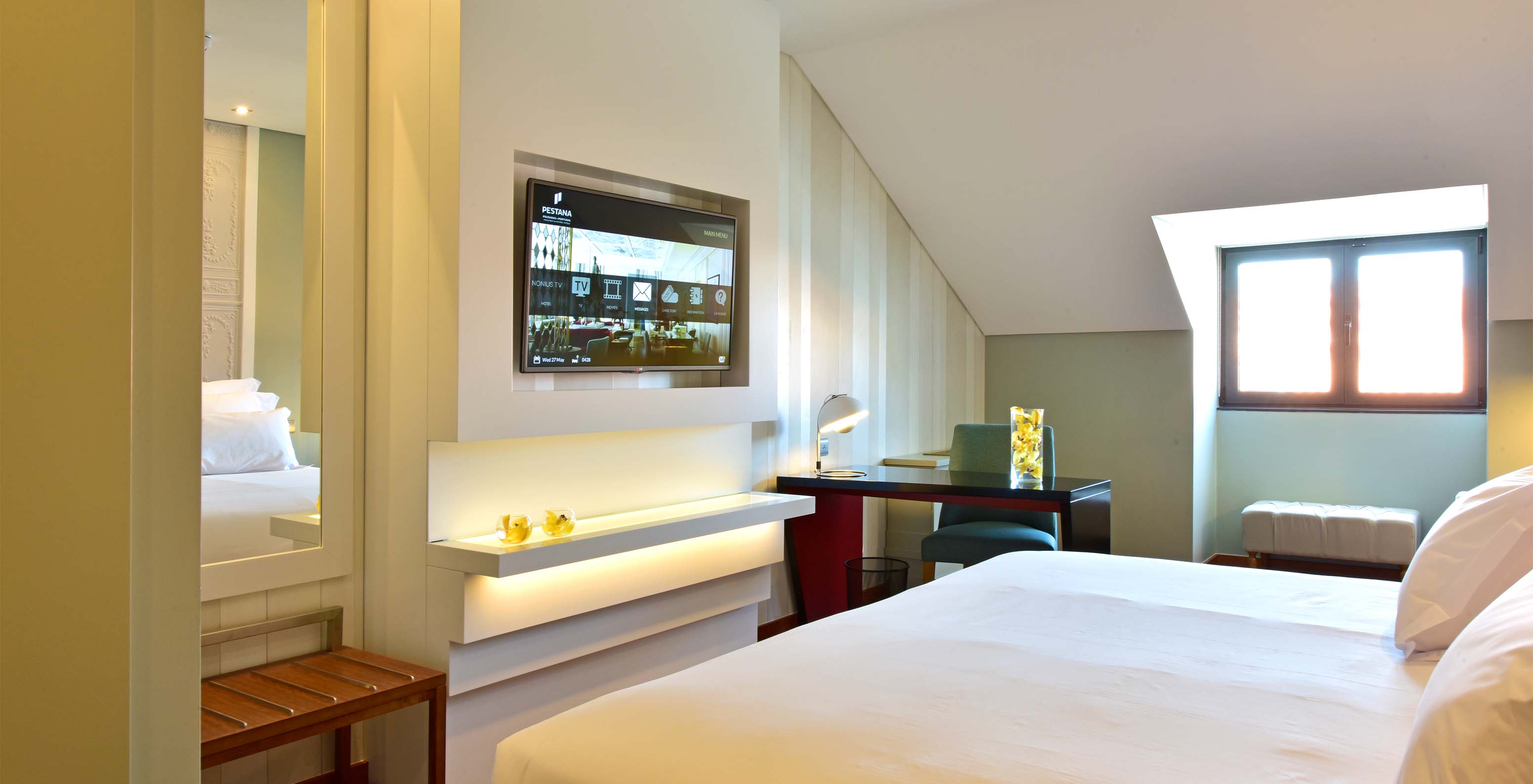 The Mezzanine King Size Bed of The Pousada Lisboa Praça do Comércio has a double bed, a television, and a desk