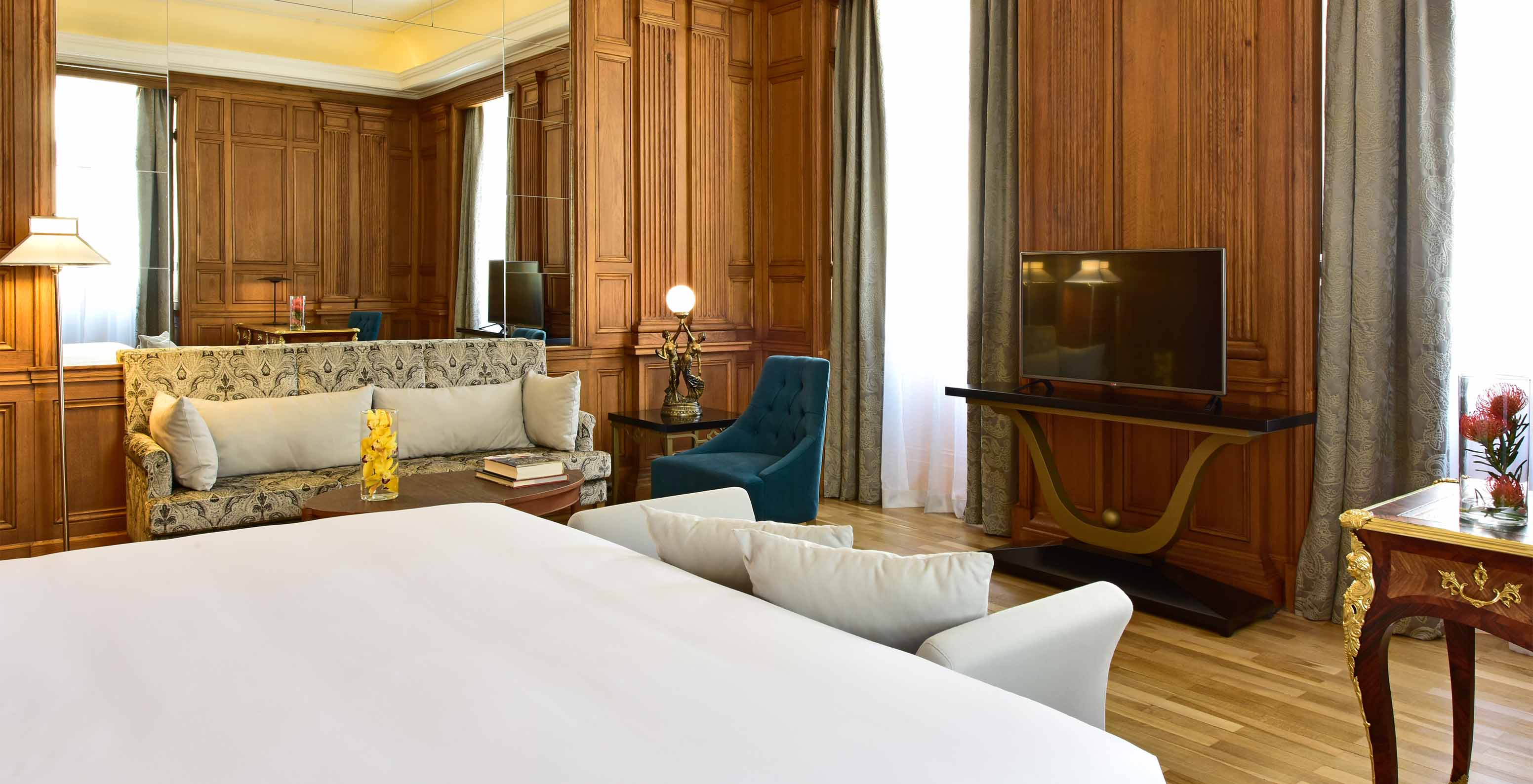 The Áurea Suite King Size Bed of The Pousada Lisboa Praça do Comércio has a double bed, a mirror, and large windows