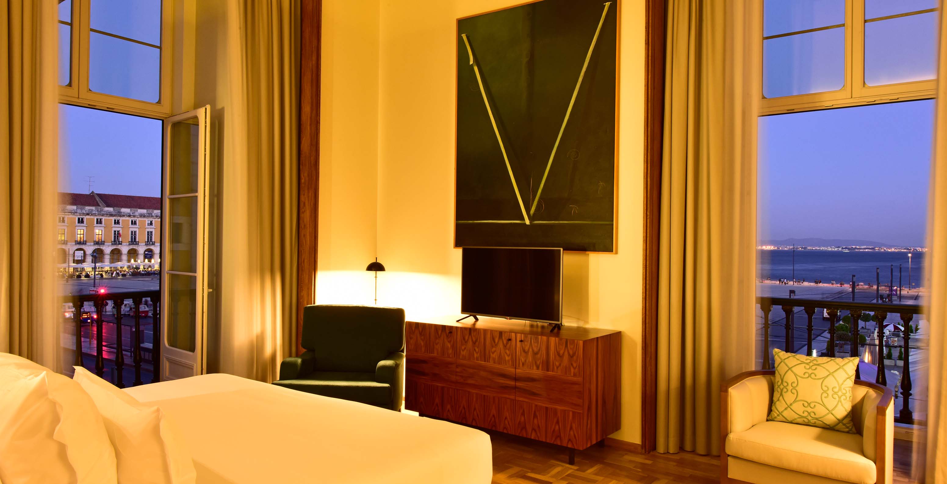 The Praça do Comércio Suite King Size Bed of The Pousada Lisboa Praça do Comércio has a double bed with a view of the river