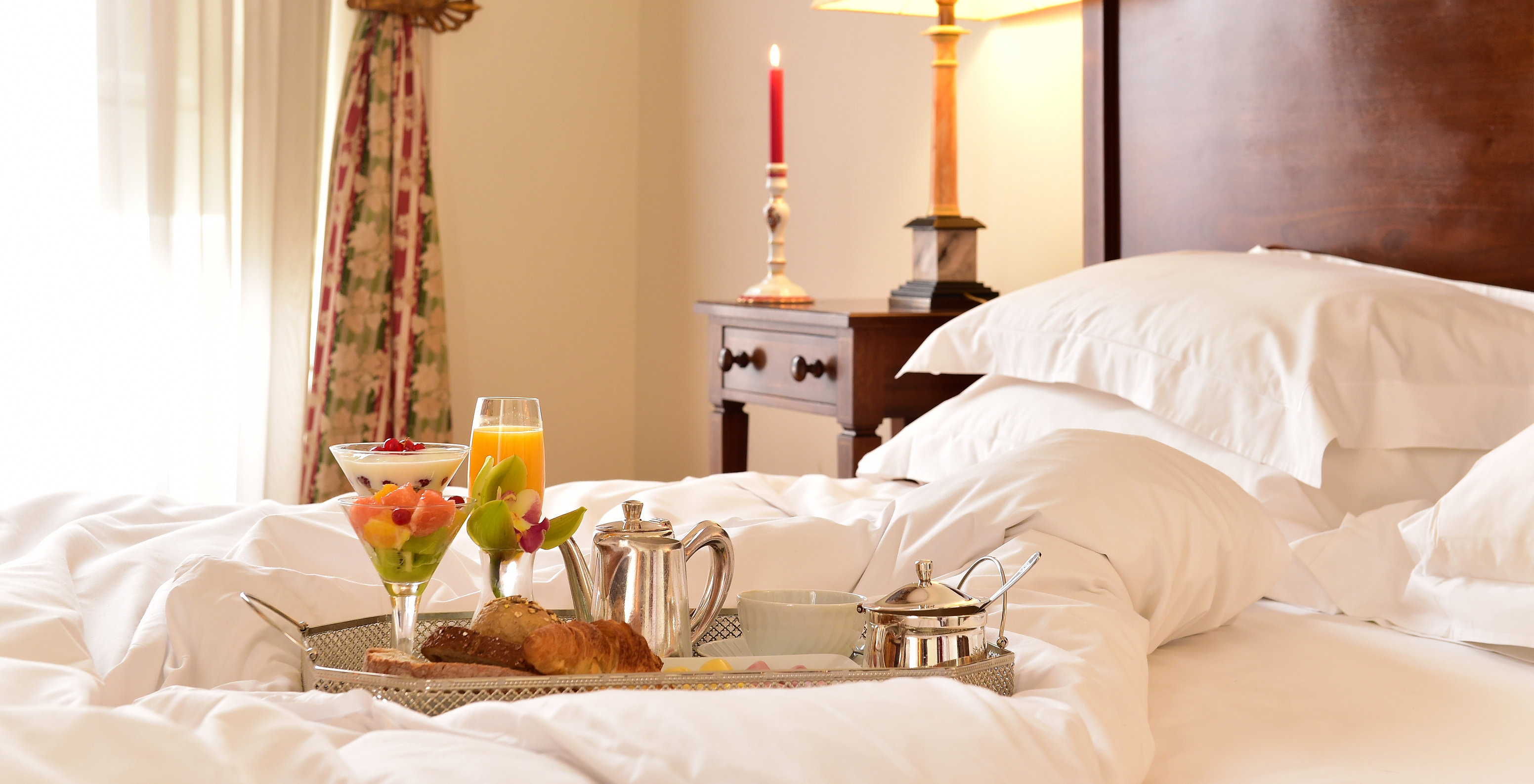 In The Family Classic of The Pousada Palácio Queluz you can enjoy breakfast in bed with fruit salad and croissants