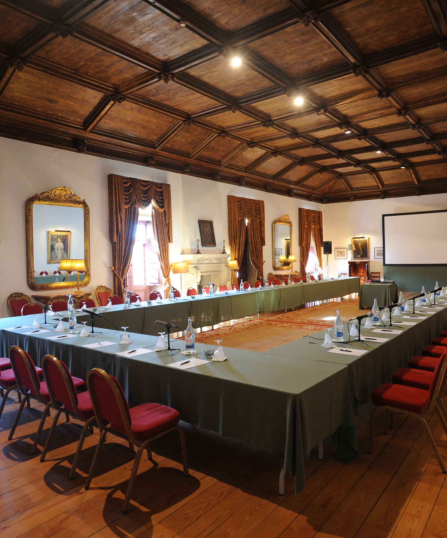 Pousada Mosteiro Guimarães, a hotel in Guimarães with a pool, has a meeting room with a long table and screen