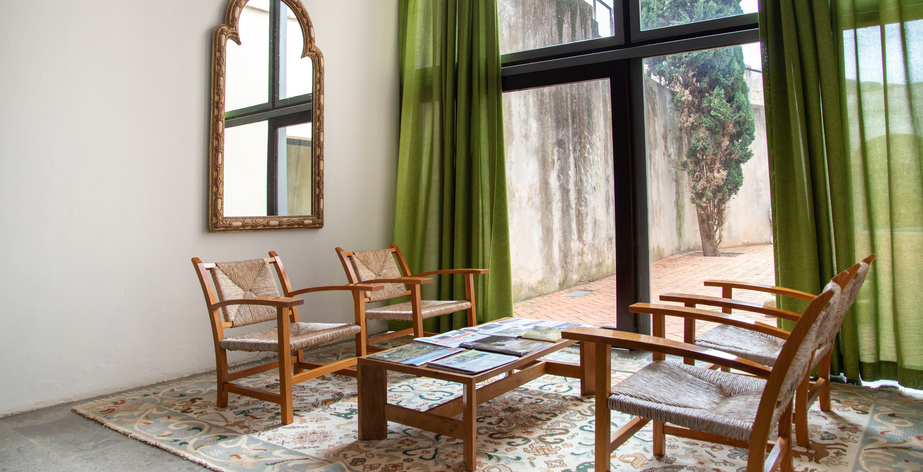 Pousada Castelo Alcácer do Sal, a hotel in Alcácer with a view of the River Sado, has a sitting area with chairs