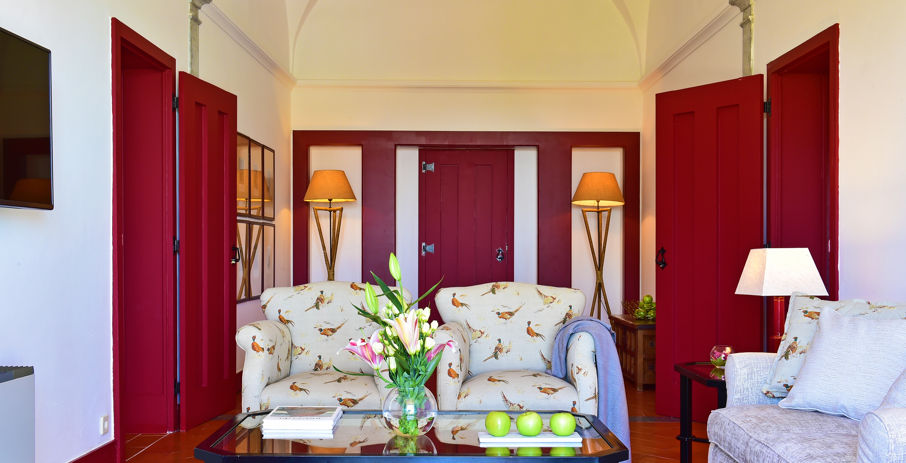 The Standard Suite of The Pousada Convento Beja has a living room with a sofa and two armchairs with a bird pattern