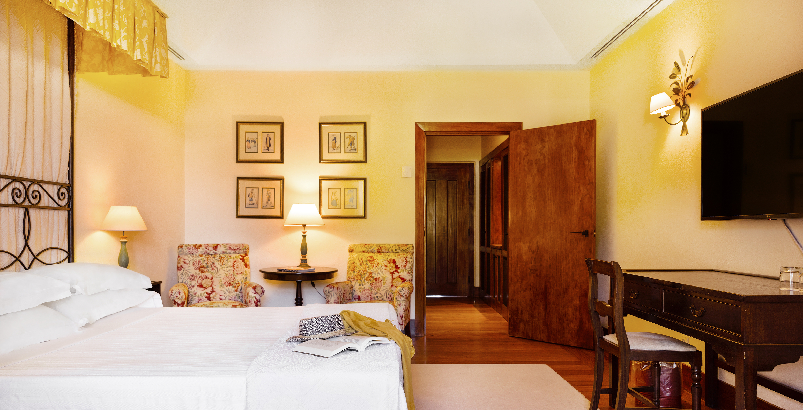 The Large Family of The Pousada Convento Vila Viçosa has a double bed with two chairs, a side table, and a television