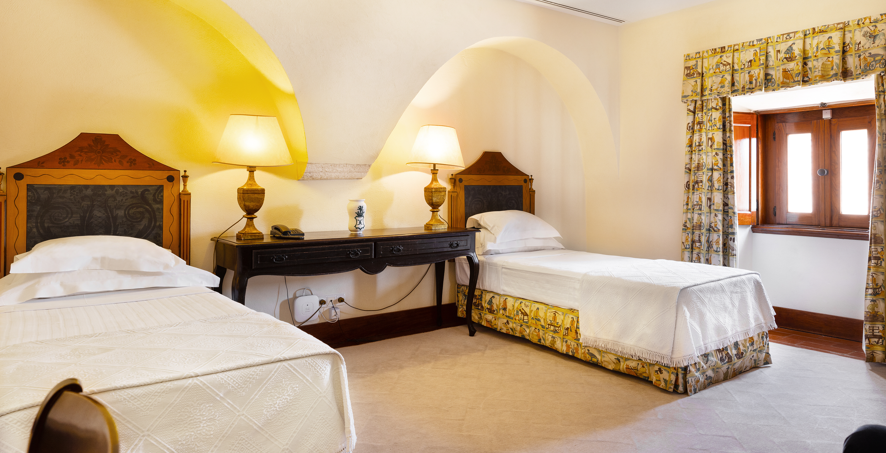 The Superior Family of The Pousada Convento Vila Viçosa has two single beds with a side table in the middle