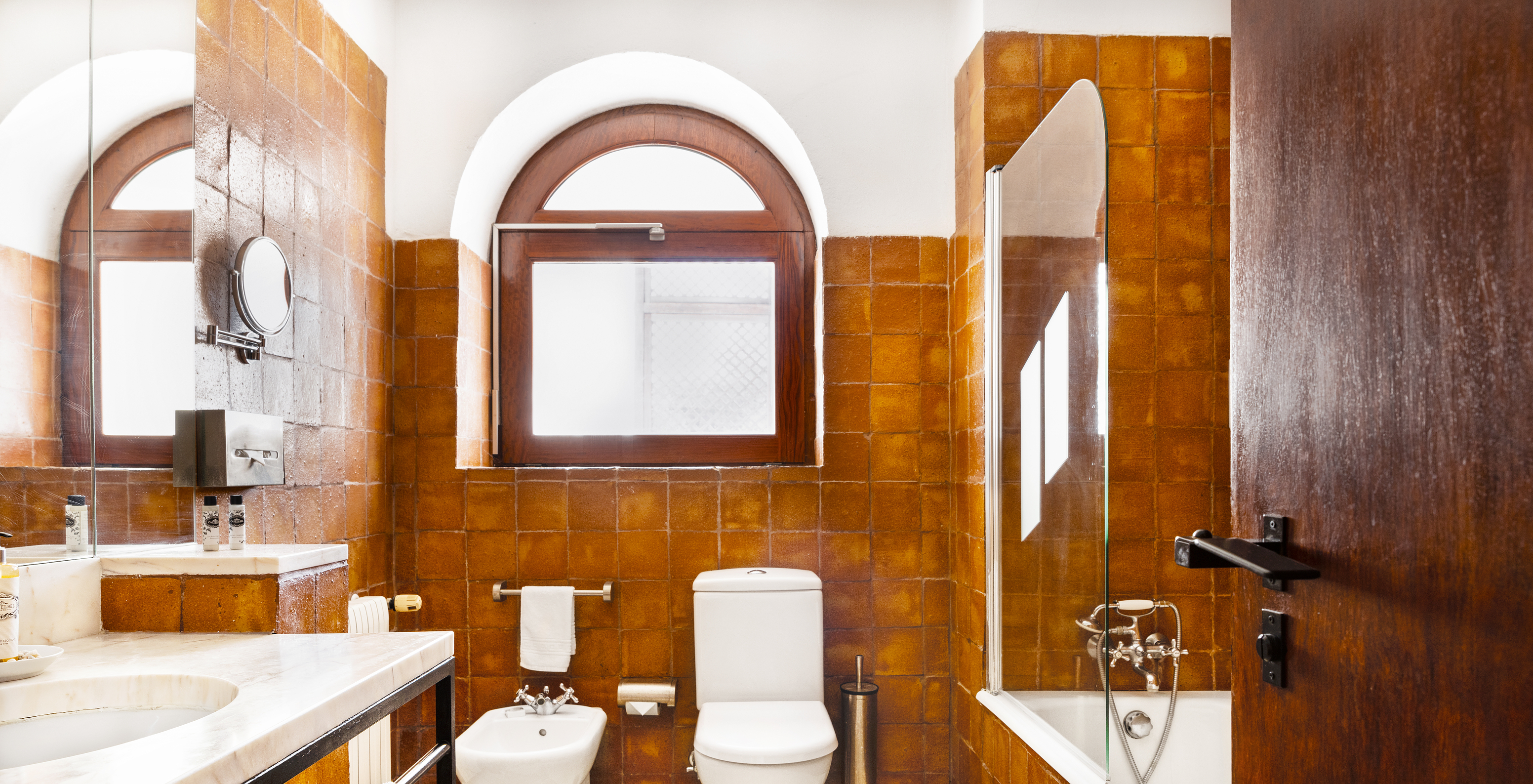 The Family Room of The Pousada Convento Vila Viçosa has a bathtub, a toilet, a bidet, and a mirror