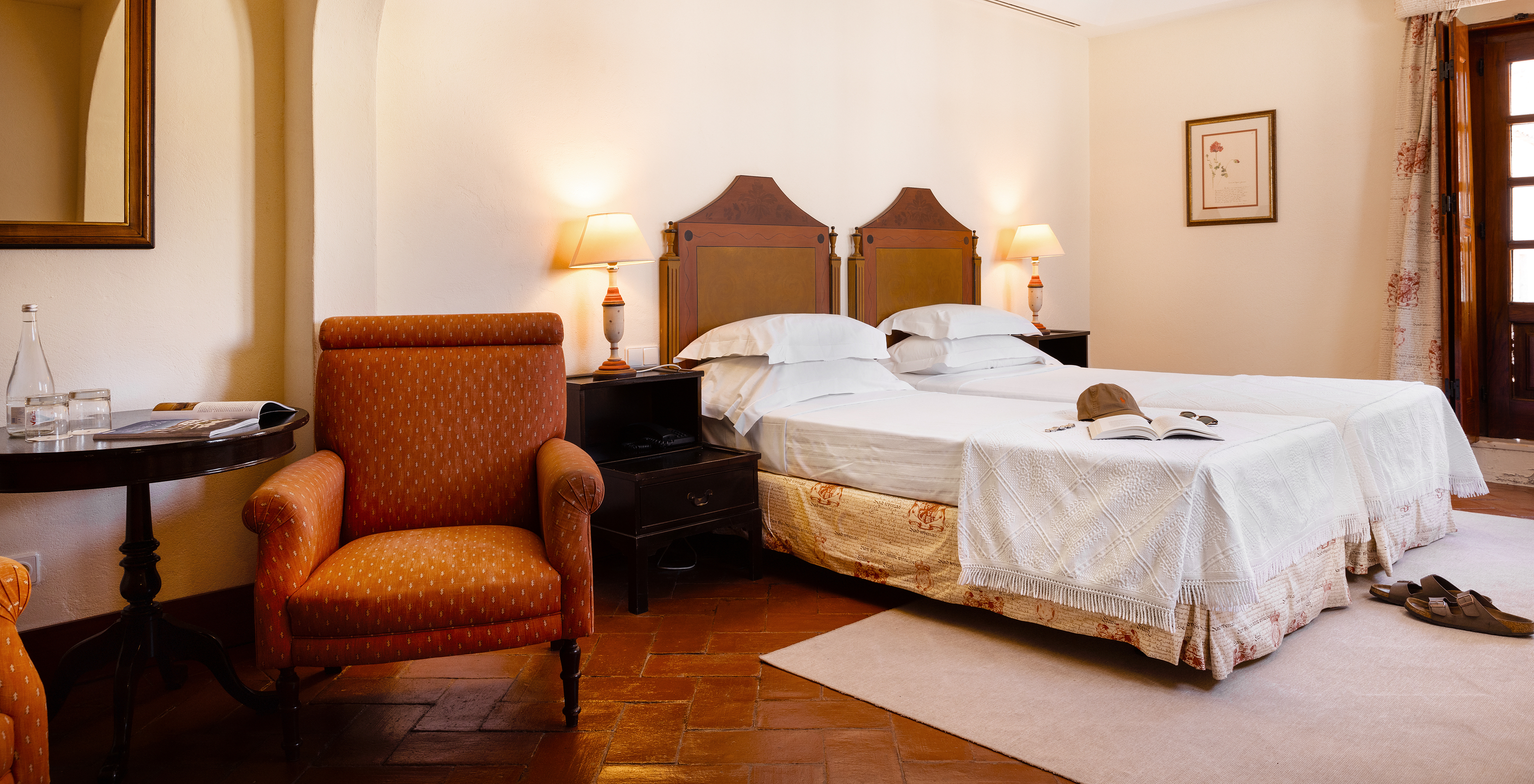 The Superior Family of The Pousada Convento Vila Viçosa has two joined beds, two bedside tables, and a support armchair