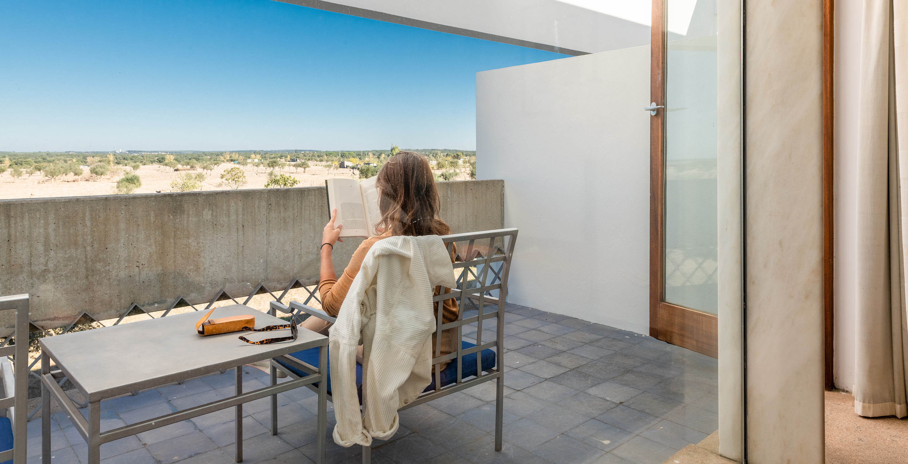 The Classic Room of The Pousada Mosteiro Crato features a balcony with a table and chairs where you can enjoy the view