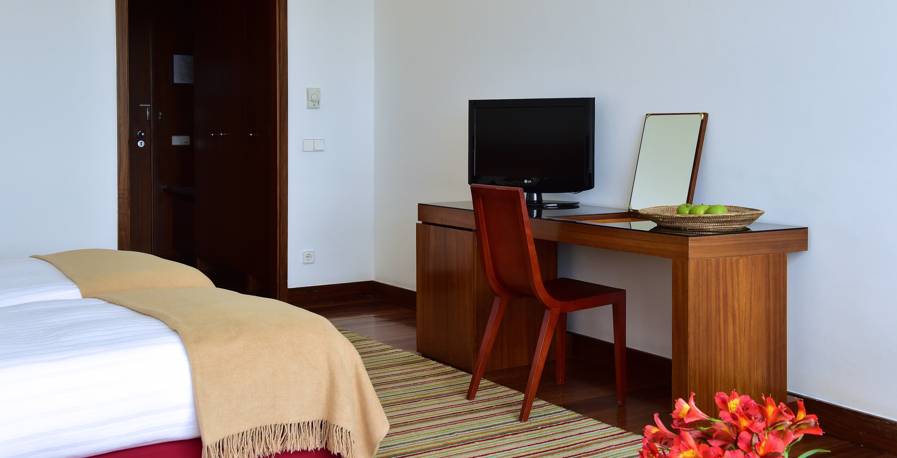 The Historical Superior Room of The Pousada Mosteiro Crato has two single beds, a desk, and a small television