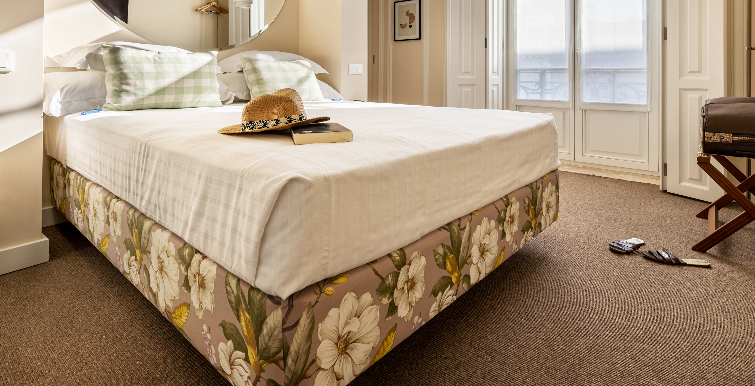 The Classic Alfândega of The Pousada Vila Real de Santo António has a double bed, a round mirror, and carpet on the floor