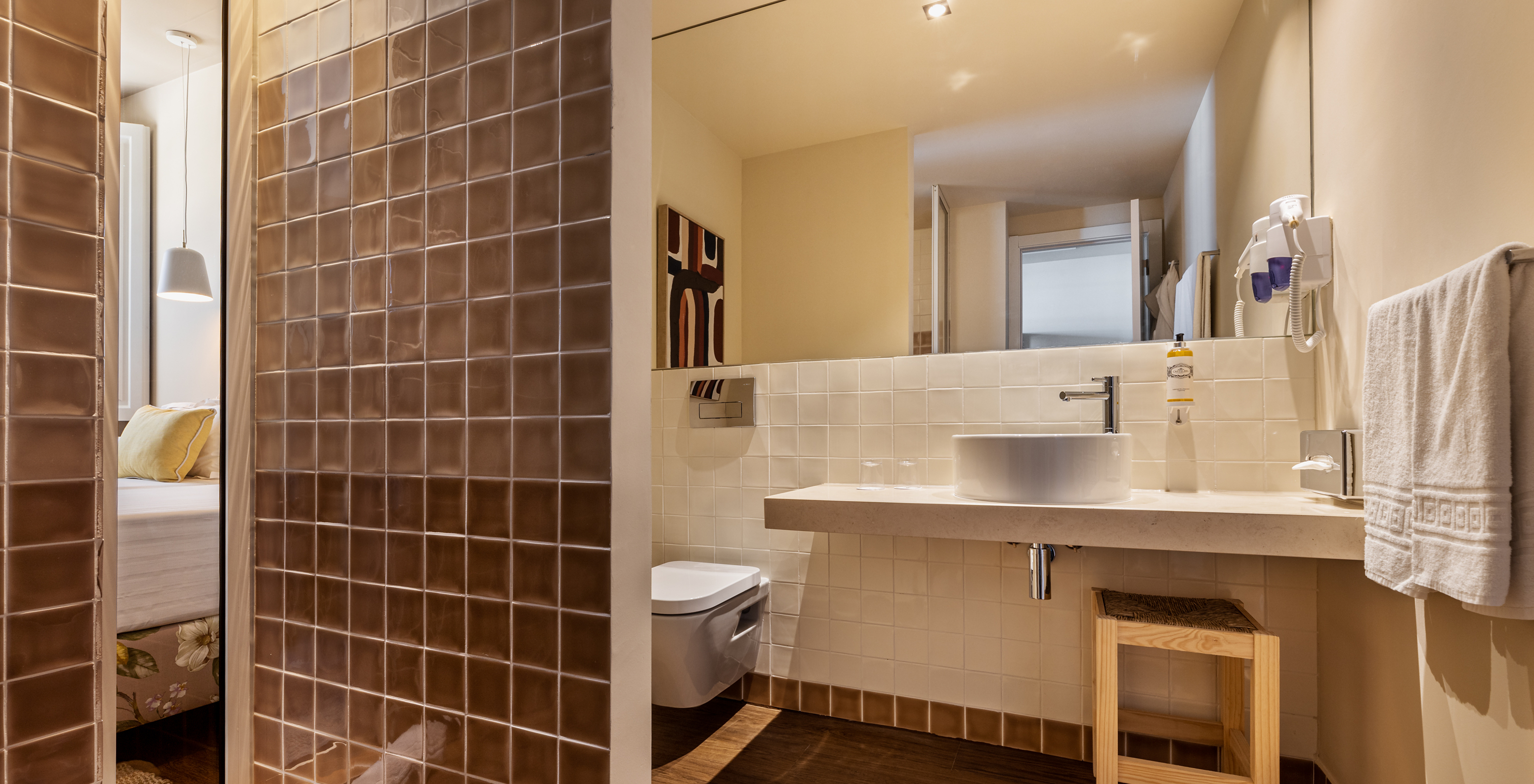 The Superior Family Alfândega of The Pousada Vila Real de Santo António has a bathroom with a sink, mirror, and toilet