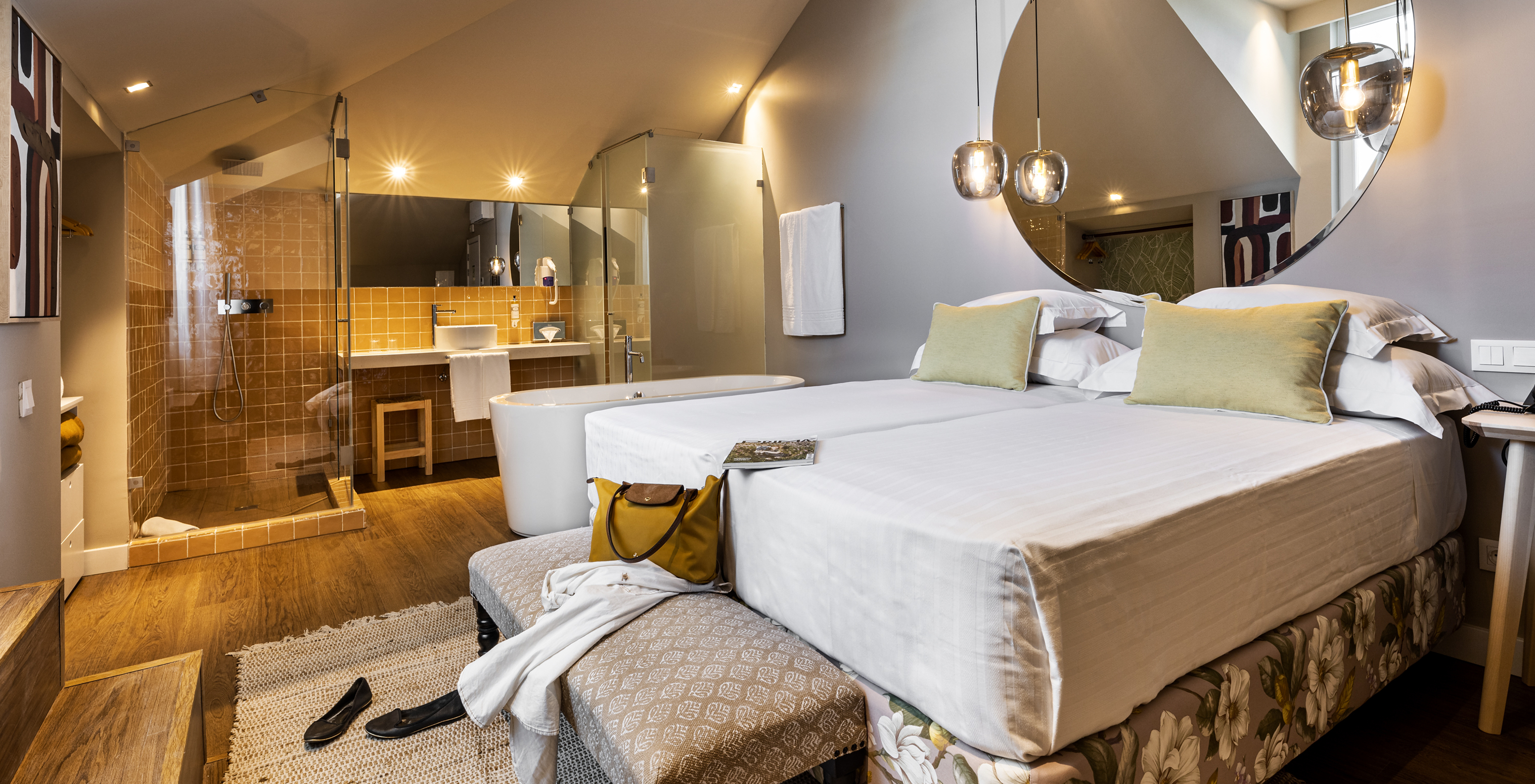 The Superior Premium Customs of the Pousada Vila Real de Santo António has two beds, mirror and bathroom inside the room