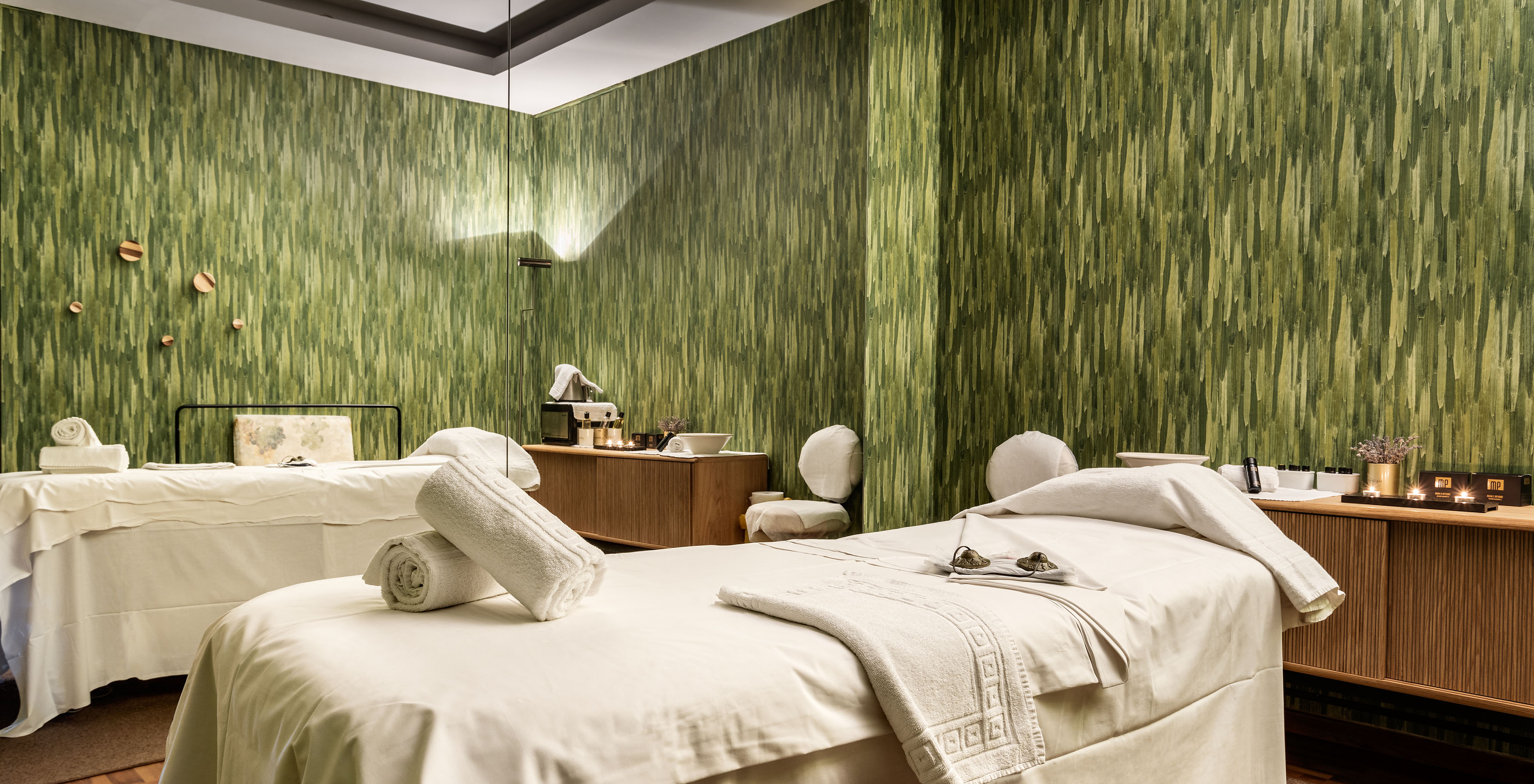 Massage room of the Pousada Palácio Estoi with beds and beauty products