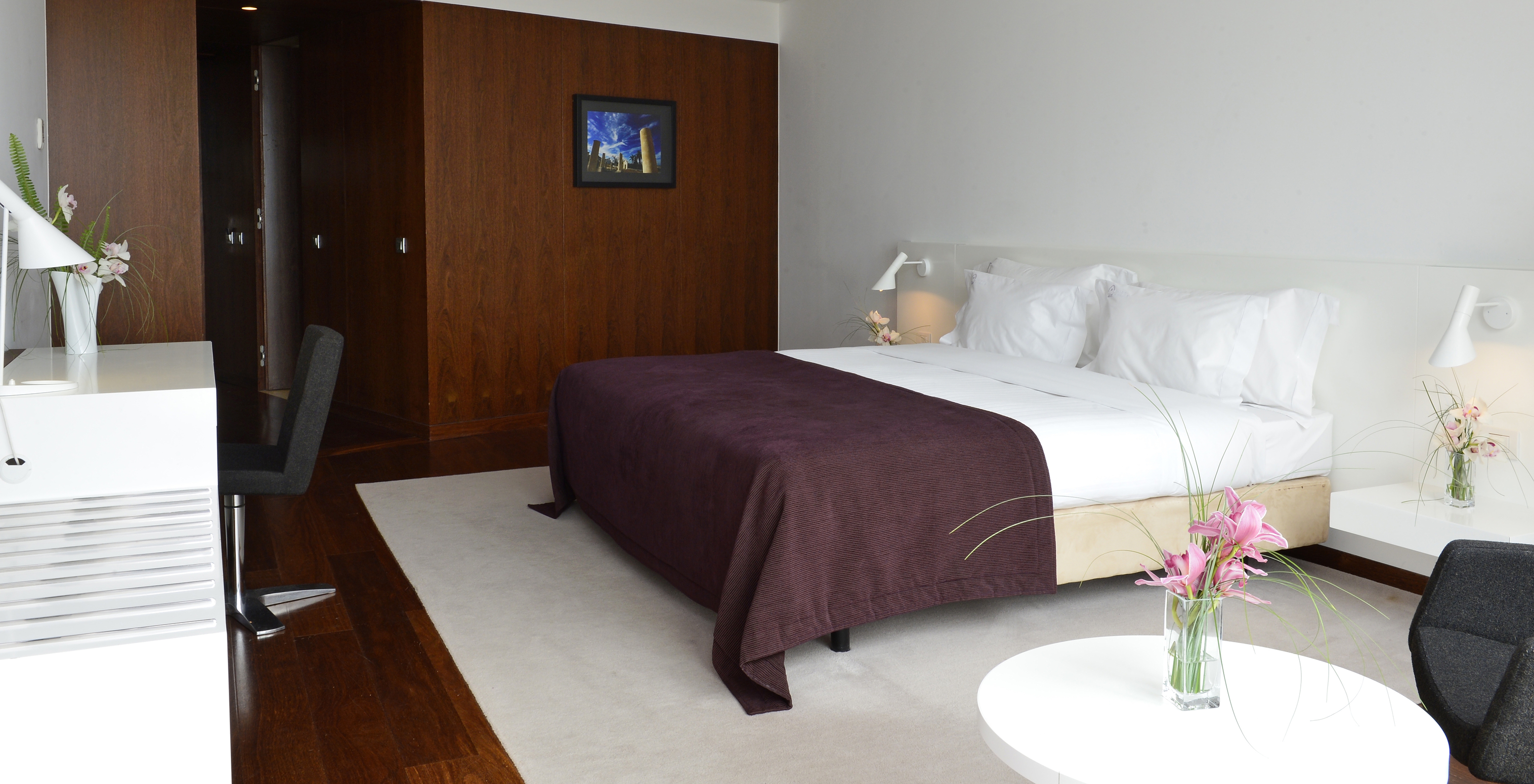 The Superior Room of The Pousada Palácio Estoi has a double bed, two bedside tables, and a picture on the wall