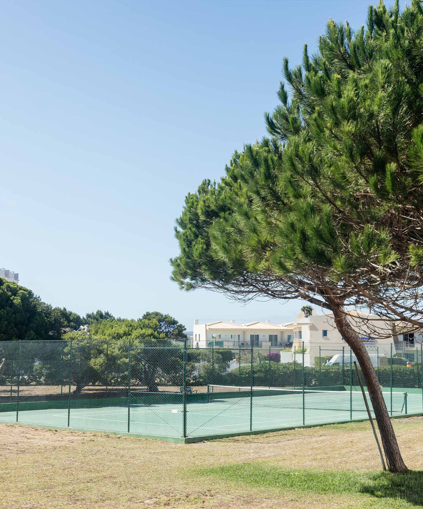 Tennis Court - Pousada Sagres The hotel, 5 minutes from the beach in Sagres, has a tennis court surrounded by greenery that guests can use