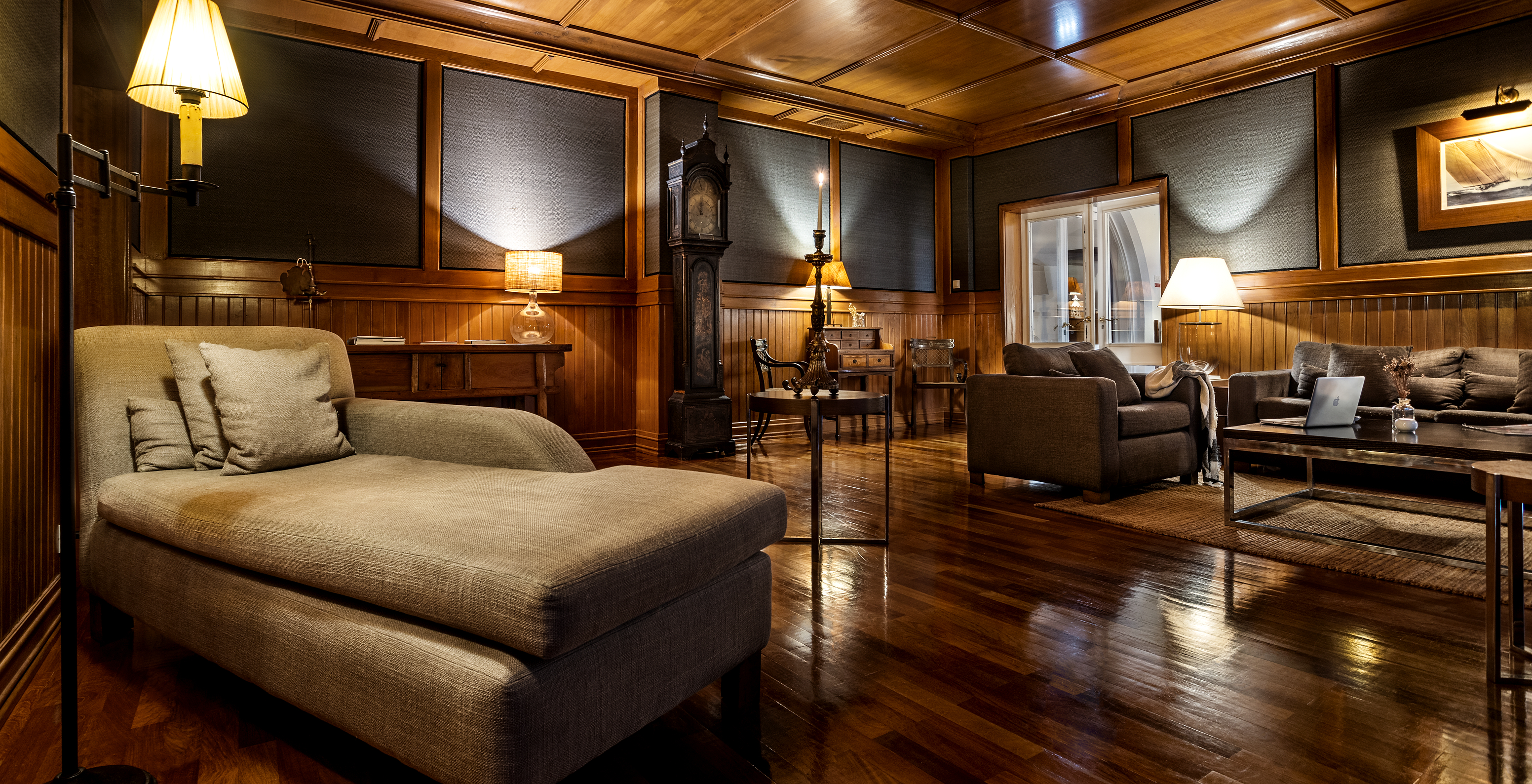 The Pousada Sagres has a dark room with a chaise lounge to relax and sofas