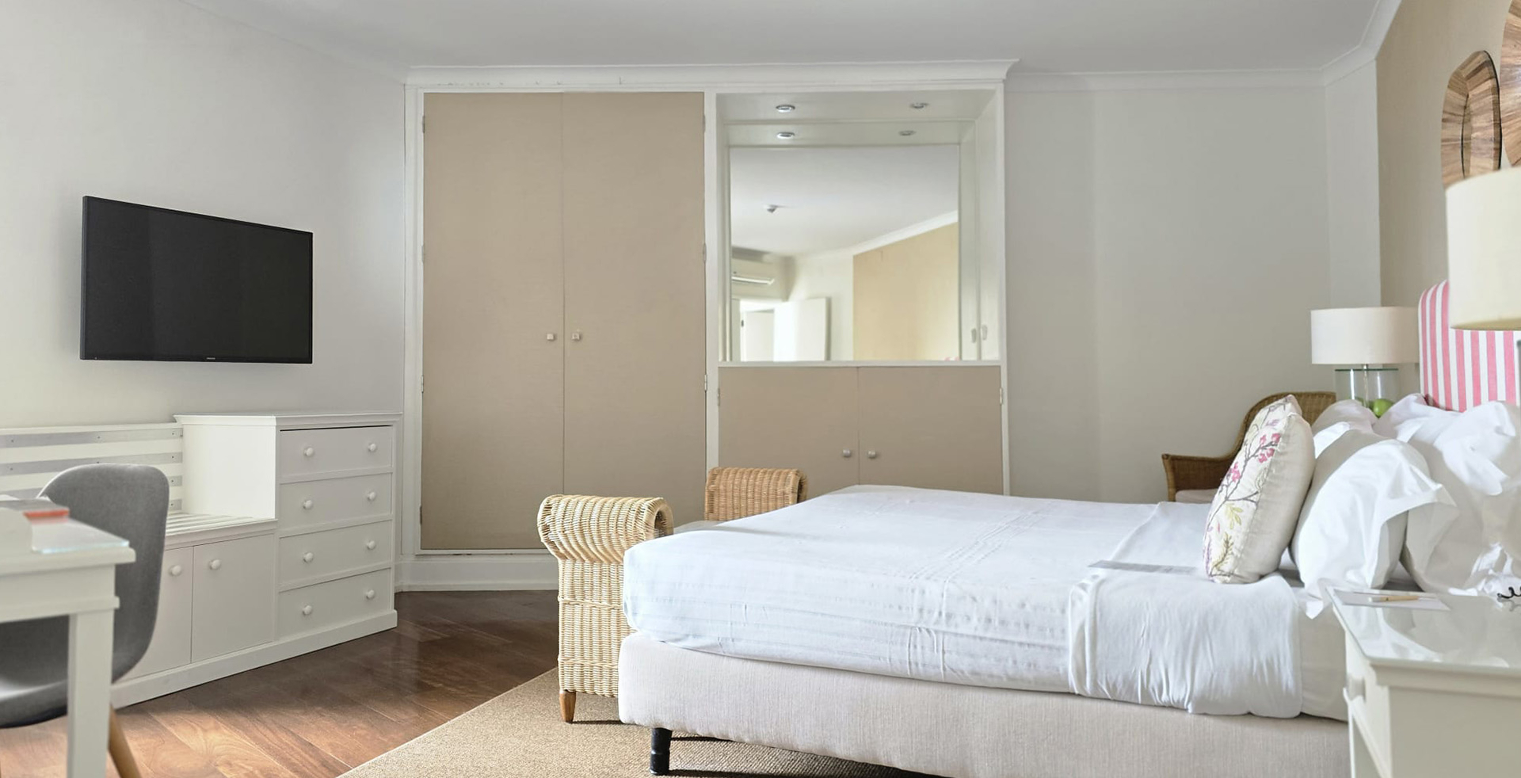 The Special Suite of Pousada Sagres has a double bed, a TV, a mirror, and a wardrobe