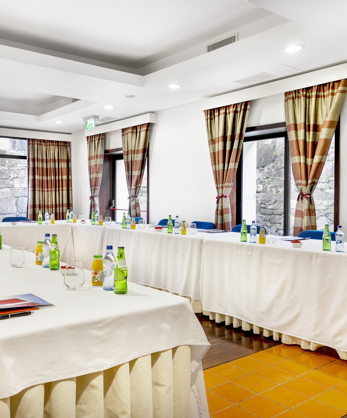 Meeting Room - Pousada Forte Horta Pousada Forte da Horta, historic hotel in the Azores, has a meeting room with natural light and several tables and chairs