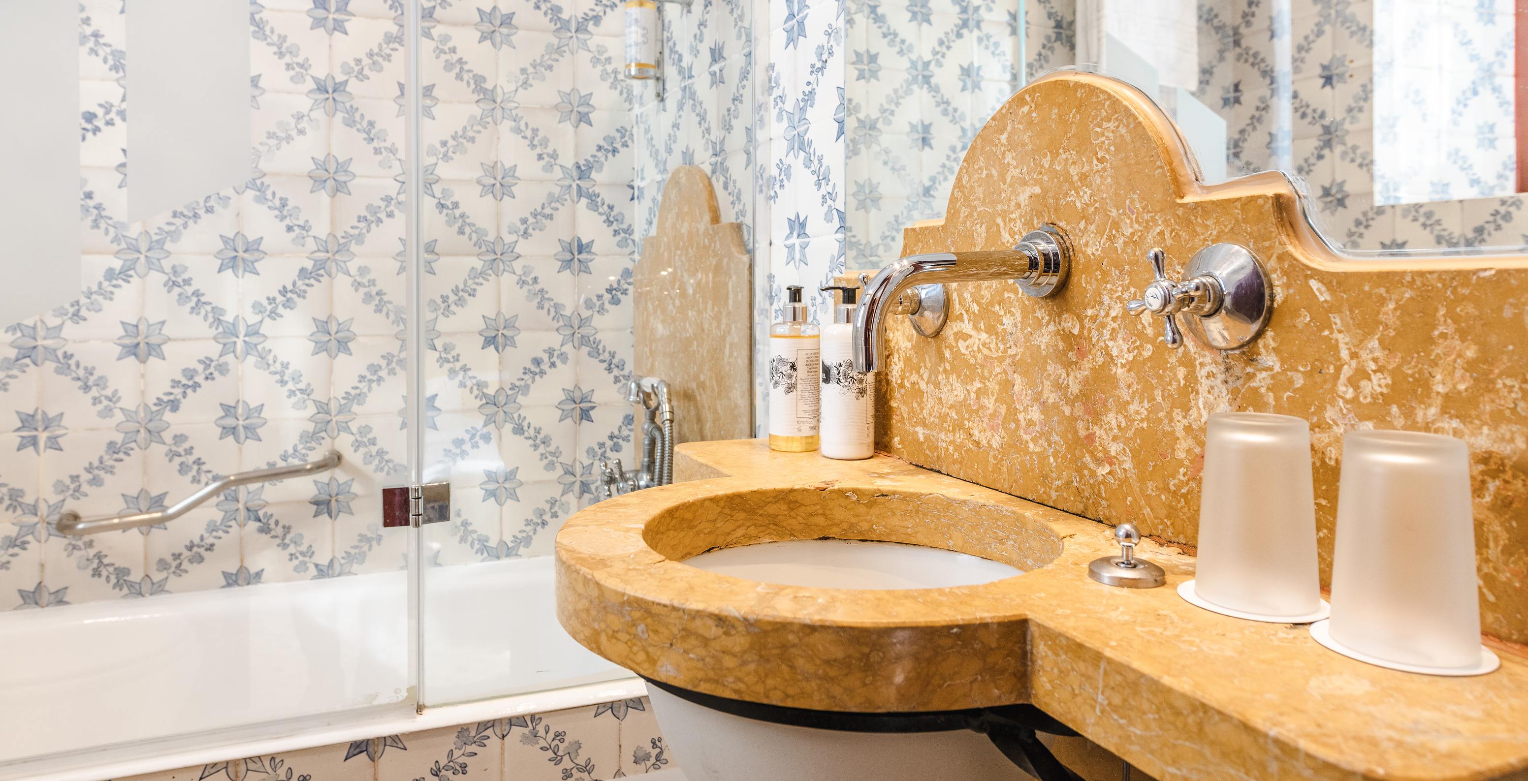 The Classic Room Castle at Pousada Castelo Óbidos has a bathroom with sink, mirror, and bathtub