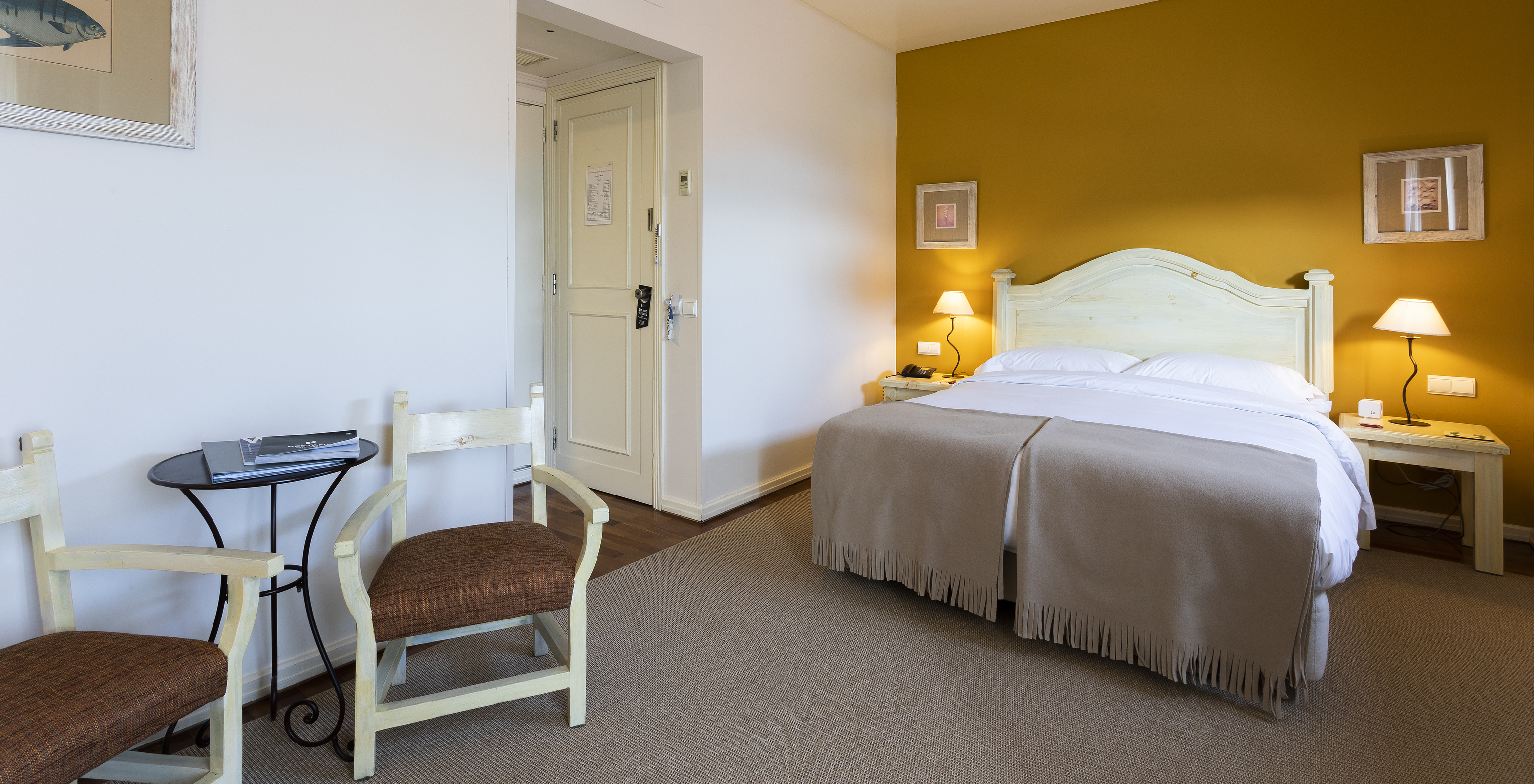 The Large Family Room of The Ria Inn - Aveiro has a double bed, bedside table, and two chairs