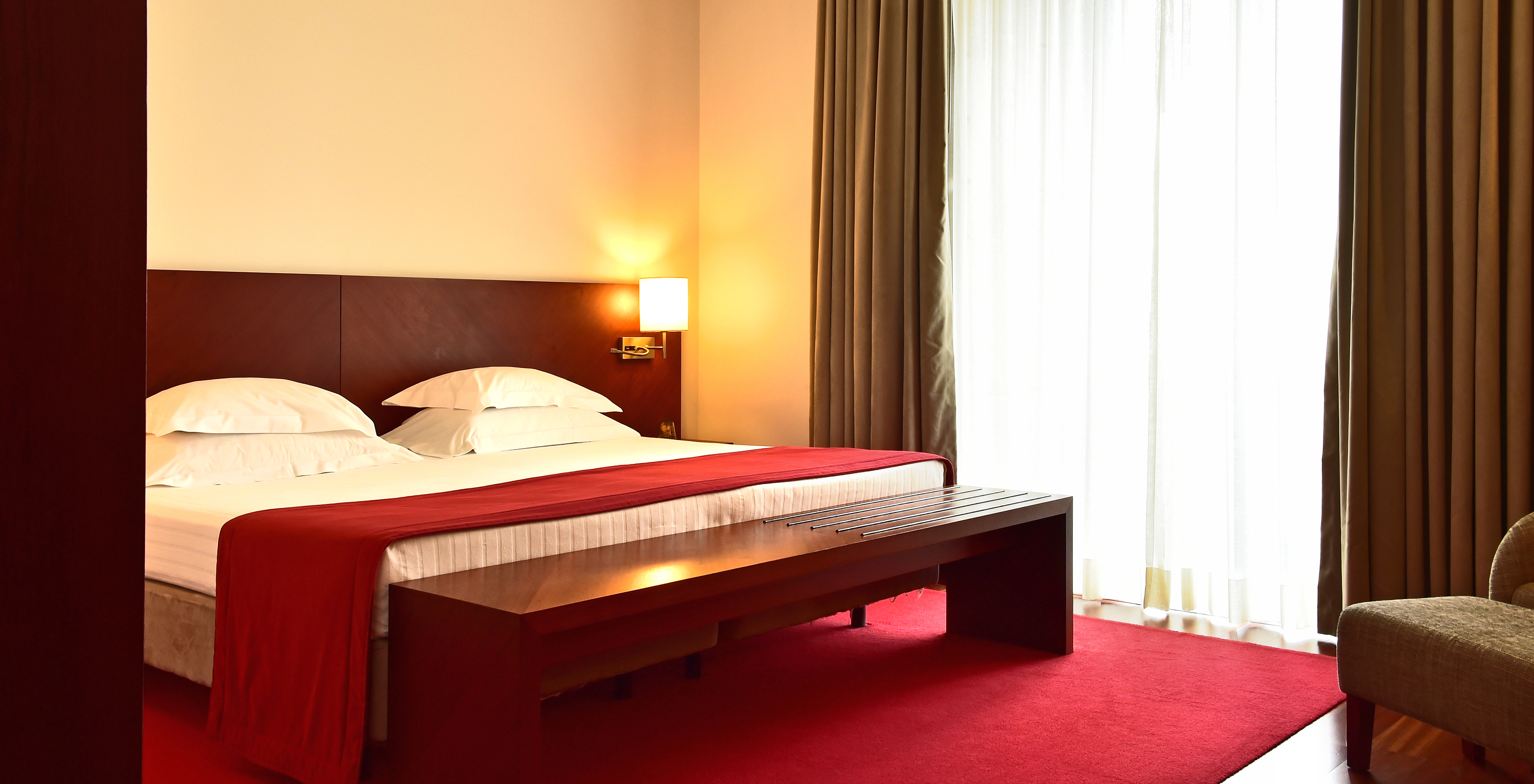 The Classic Room of the Pousada Viseu has a double bed and bedside table with lamp