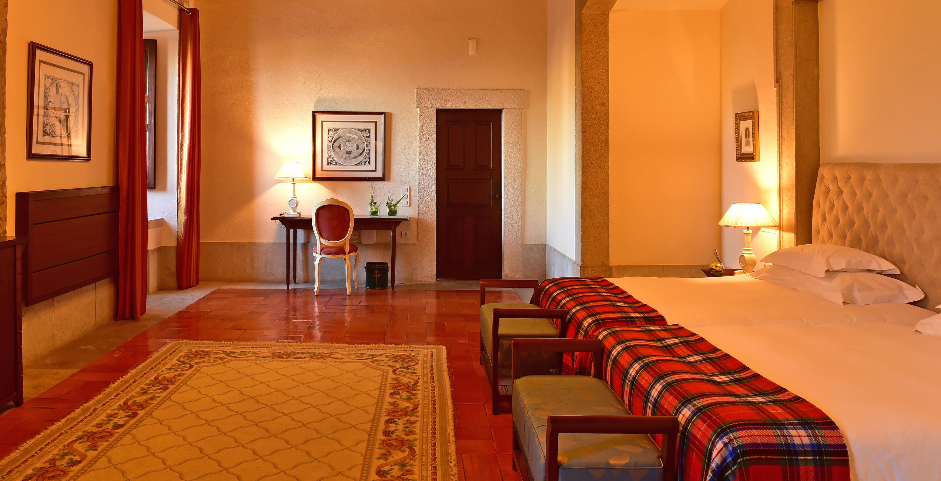 The Standard Suite at Pousada Castelo Palmela has a spacious room with two single beds, a desk, and a rug